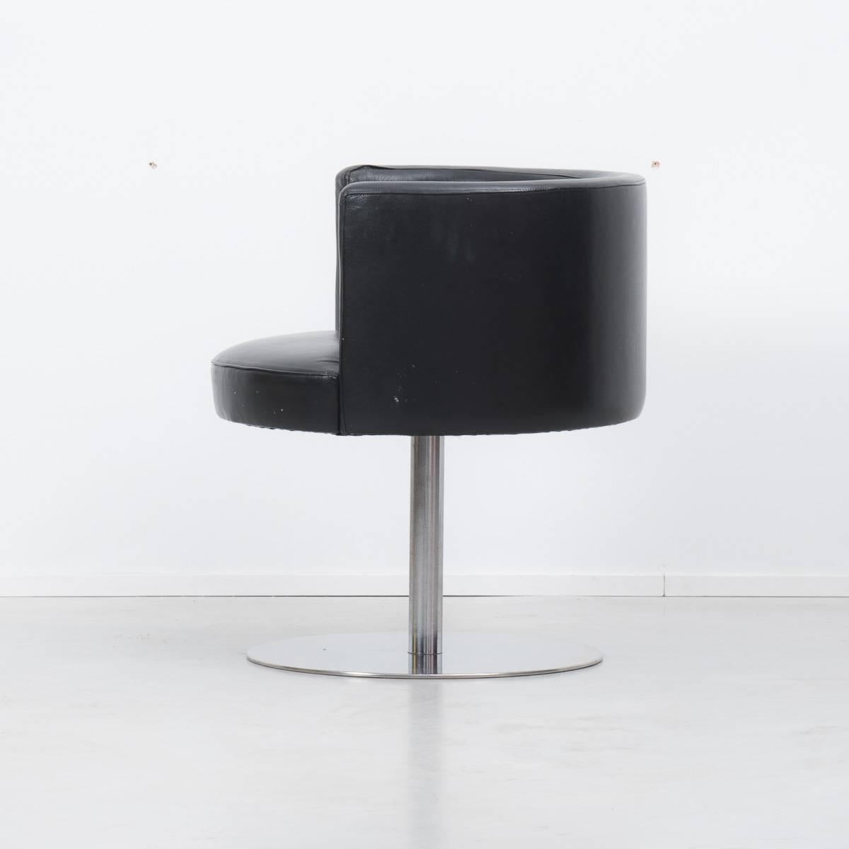 A circular desk chair by an unknown designer. It has a padded seat and backrest upholstered in vinyl, supported by reflective aluminium disc base. It rotates 360 degrees in original 1970s style.
 