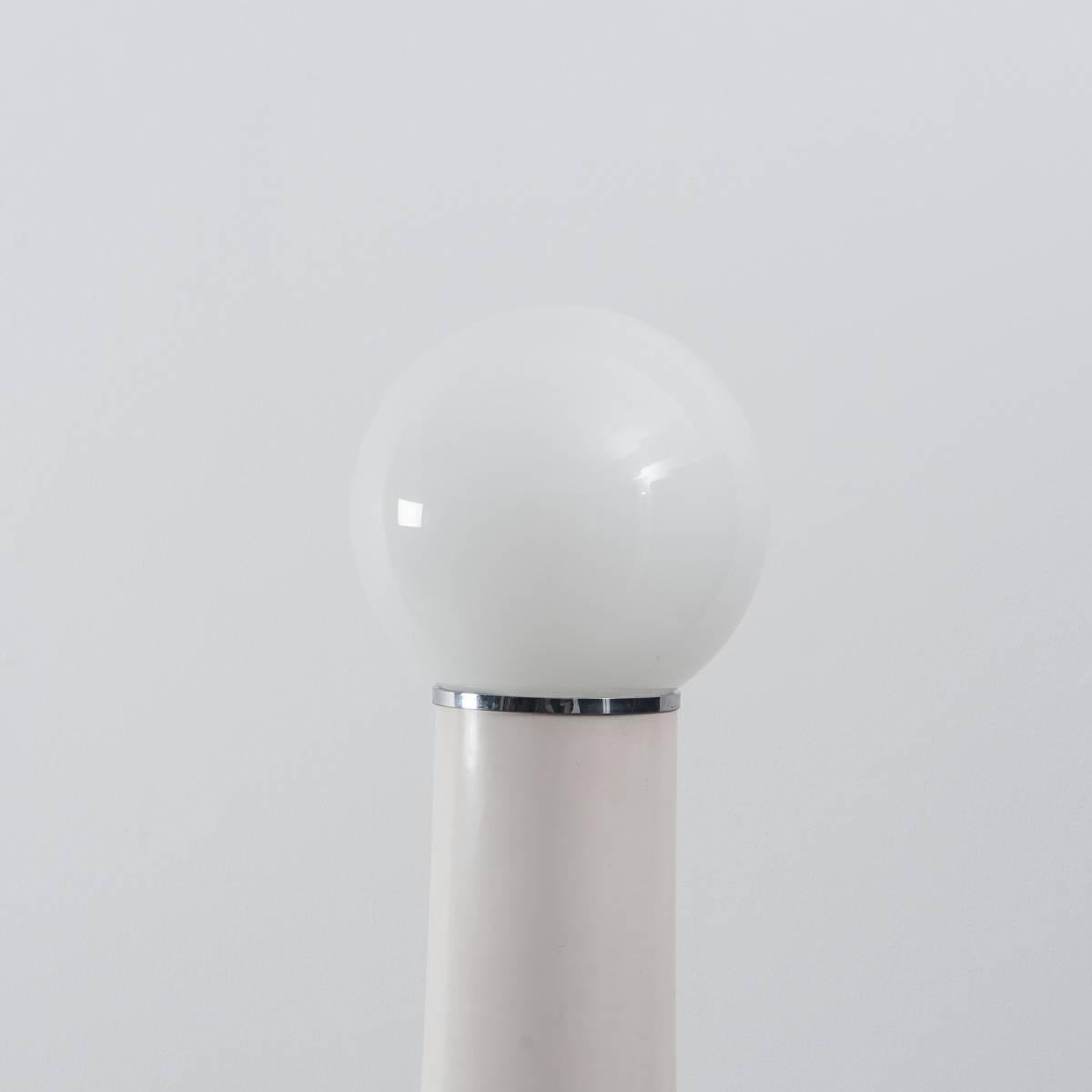 Une première édition de l'impressionnant lampadaire 4059 (ou KD 59) d'Annig Sarian pour le géant italien du design Kartell:: Italie:: 1970. On n'a pas beaucoup écrit sur Sarian:: mais Kartell était célèbre pour ses produits pionniers en plastique