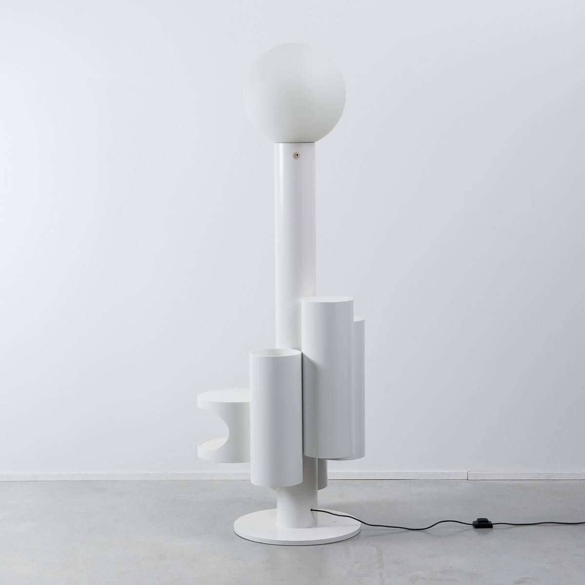 This really cool Bergerscollectie ‘Close encounter’ floor lamp for Kerst Koopman is a real wonder. It’s staggered cylindrical forms are playful yet its muted white lacquer is restrained, creating an interesting futurist object. It comes with