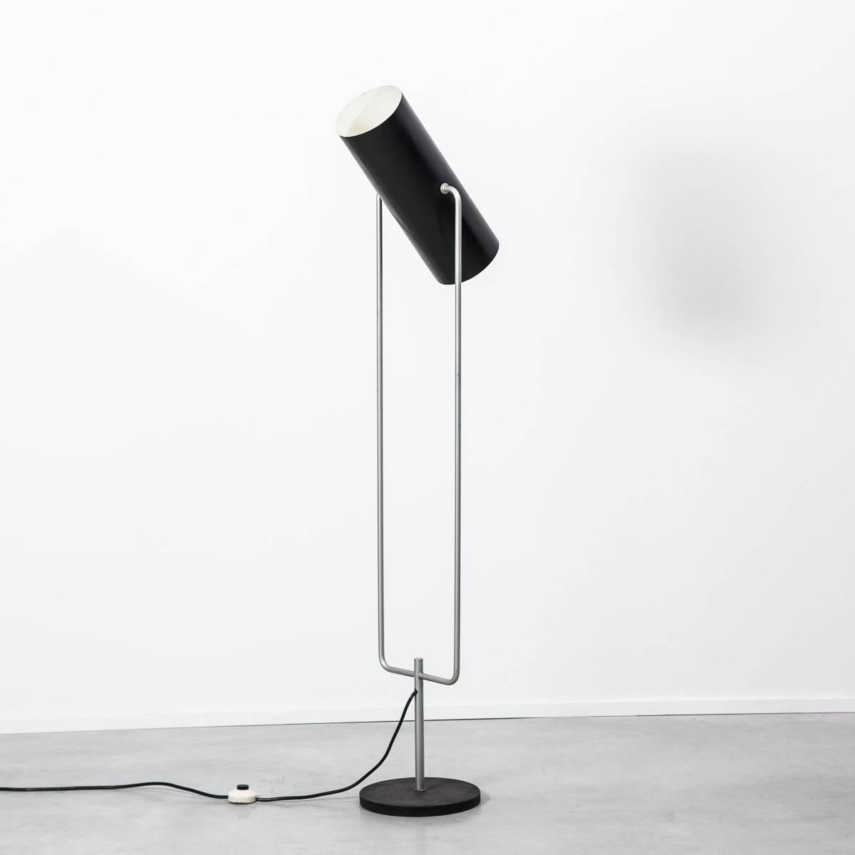 Raak tube floor lamp model D2300, made circa 1960 by Raak, Netherlands. Striking rare floor lamp with double lit adjustable tube shade. The lamp has a fantastic shape and is functional too. The design is attributed to the Raak design team,