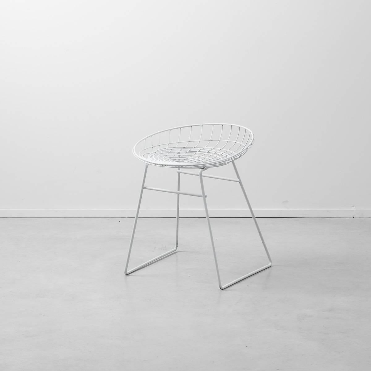 Stool KM05 was one of the first stools to be entirely fabricated from steel wire. This classic design by Cees Braakman, dating from 1958, has since been brought back into production by Pastoe (its original manufacturer). This original piece has been