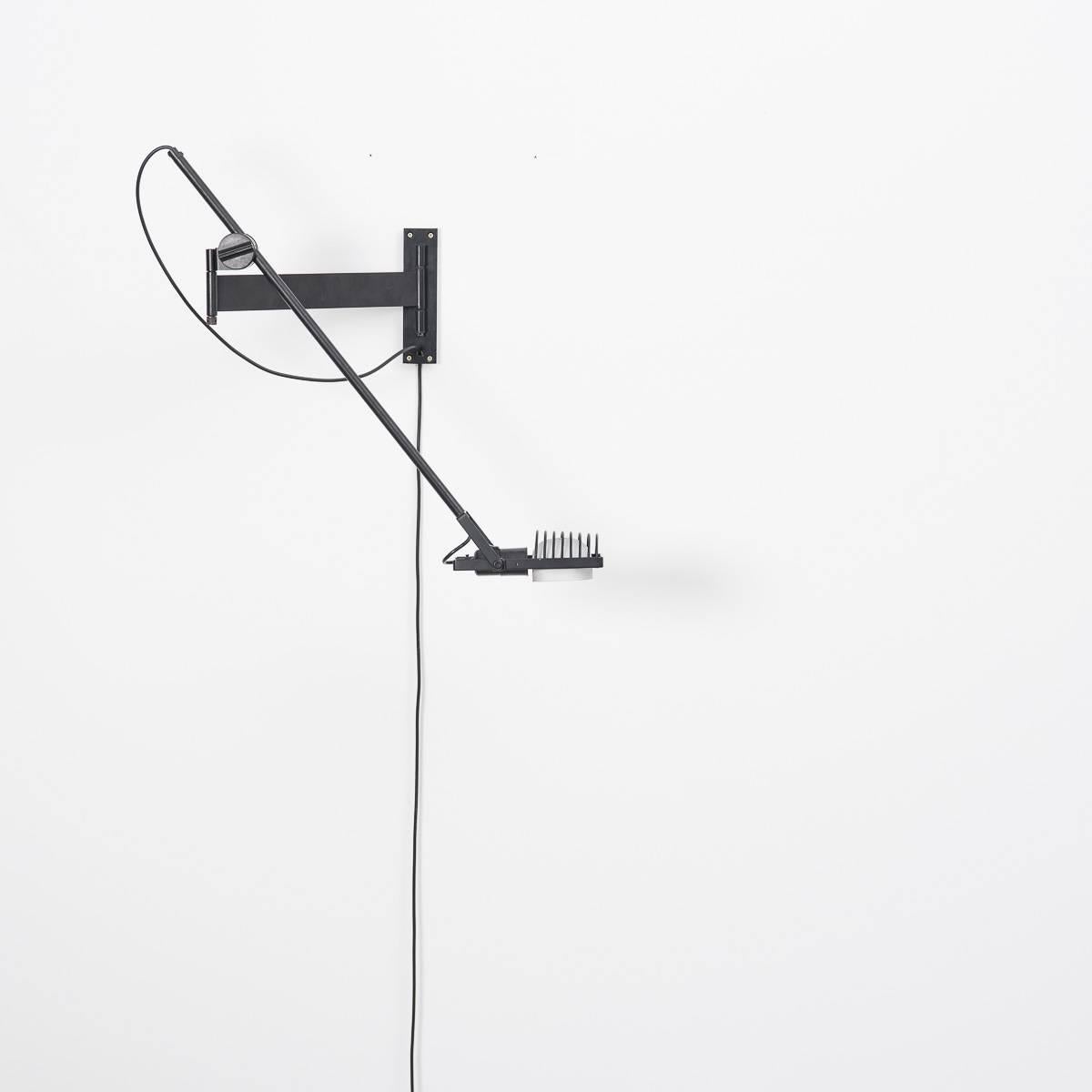 Ernesto Gismondi Sintesi wall lamp.
Artemide, Italy 1976.

An extremely rare architectural wall lamp from the Sintesi range designed by Ernesto Gismondi in 1976. High quality production constructed from coated steel and aluminium.

Gismondi founded
