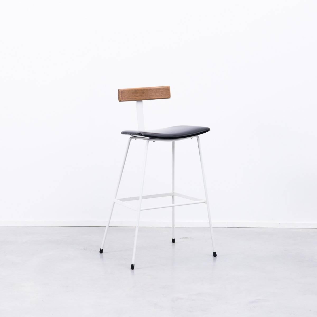 White framed Kandya program stool, designed in 1958 by Frank Guille for Kandya. A stripped-back minimalist piece, the program stool is a brilliant example of clean lines and a British utilitarian design. Each stool comprises a steel rod frame and