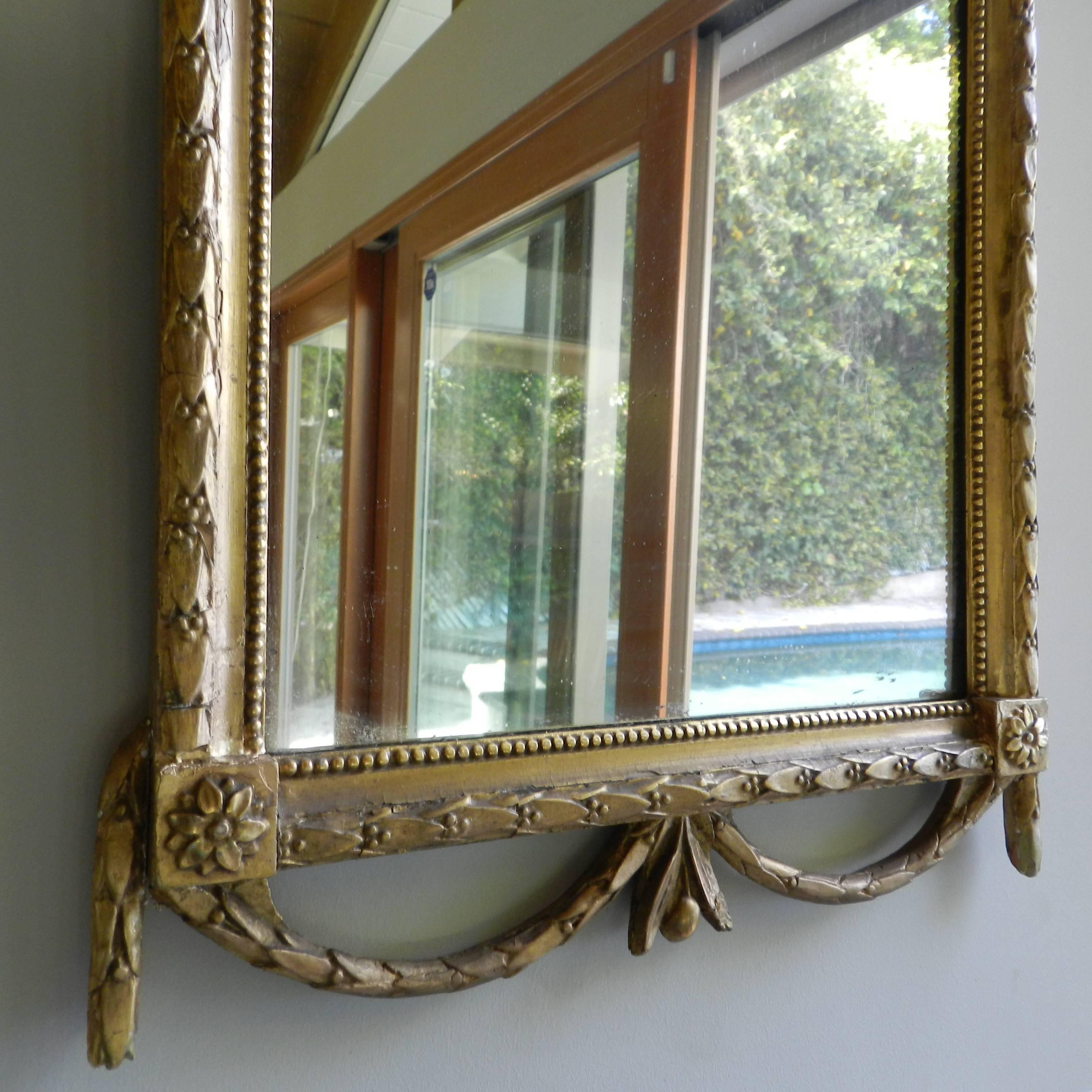 Early 19th Century Wood and Gesso American Federal Mirror with Eagle In Excellent Condition For Sale In Pasadena, CA