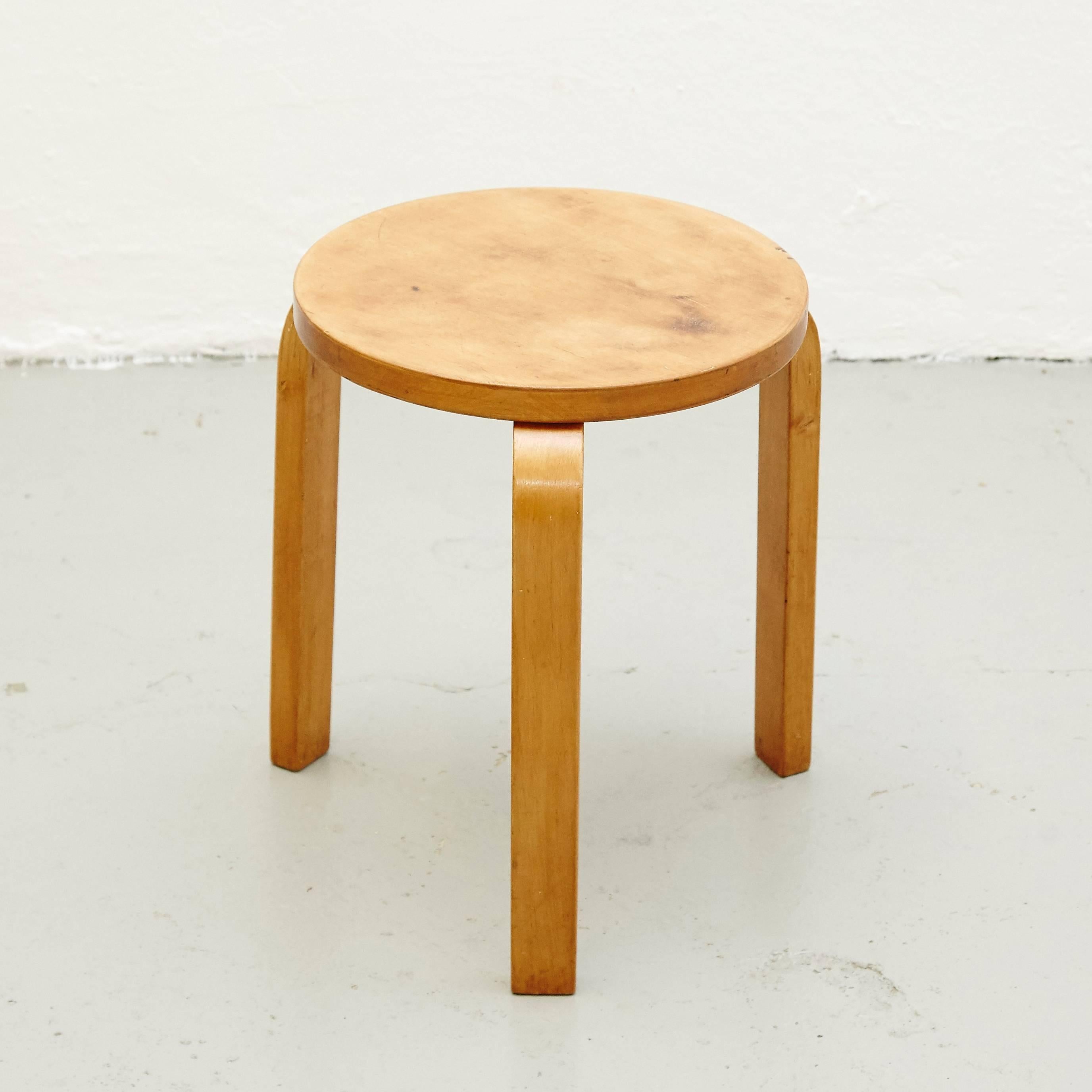 Stool designed by Alvar Aalto, circa 1960.
Manufactured by Artek (Finland.)
Wood legs and structure.

In original condition, with minor wear consistent with age and use, preserving a beautiful patina.

We offer free worlwide shipping for this