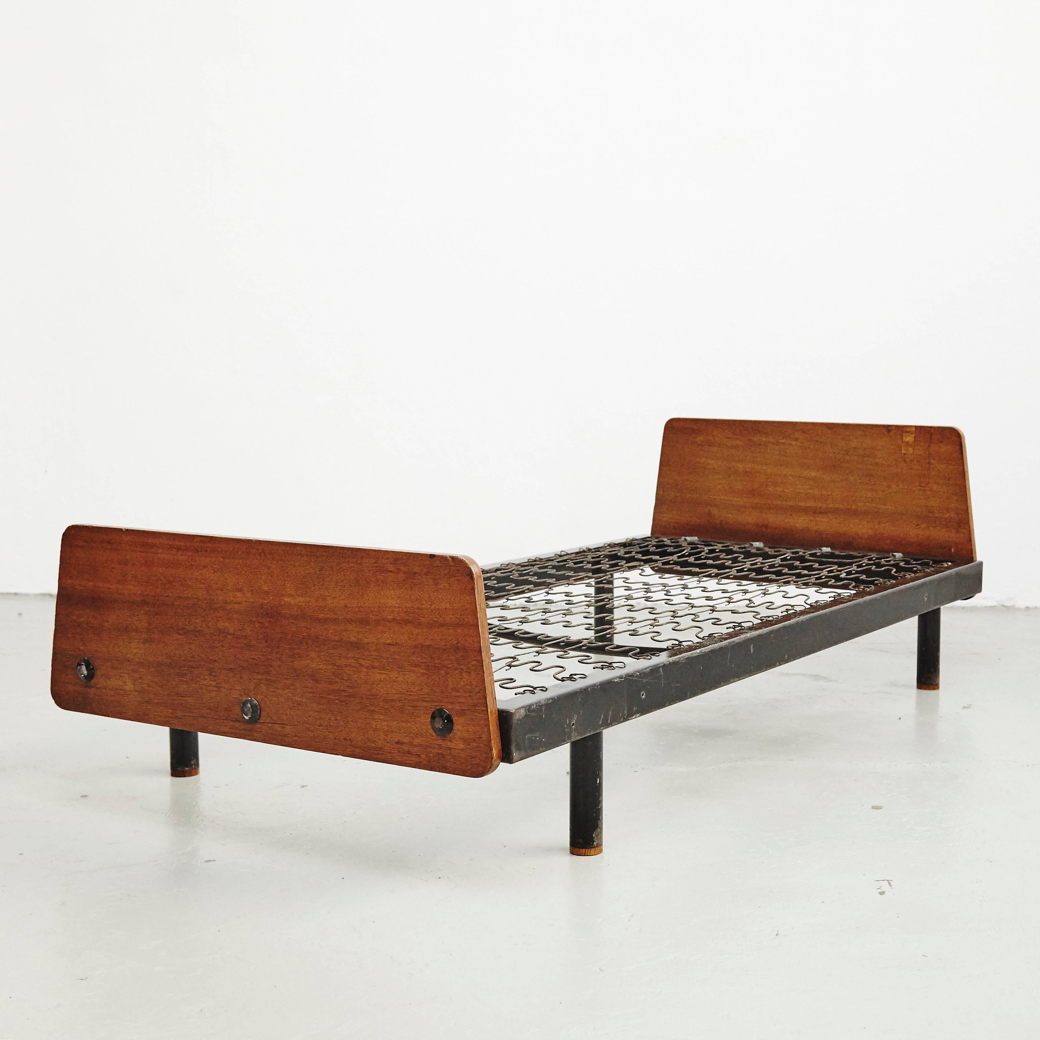 Daybed designed by Jean Prouve manufactured by Ateliers Prouve (France) around 1950

In good original condition, with minor wear consistent with age and use, preserving a beautiful patina.

Jean Prouve (1901-1984): French Industrial and