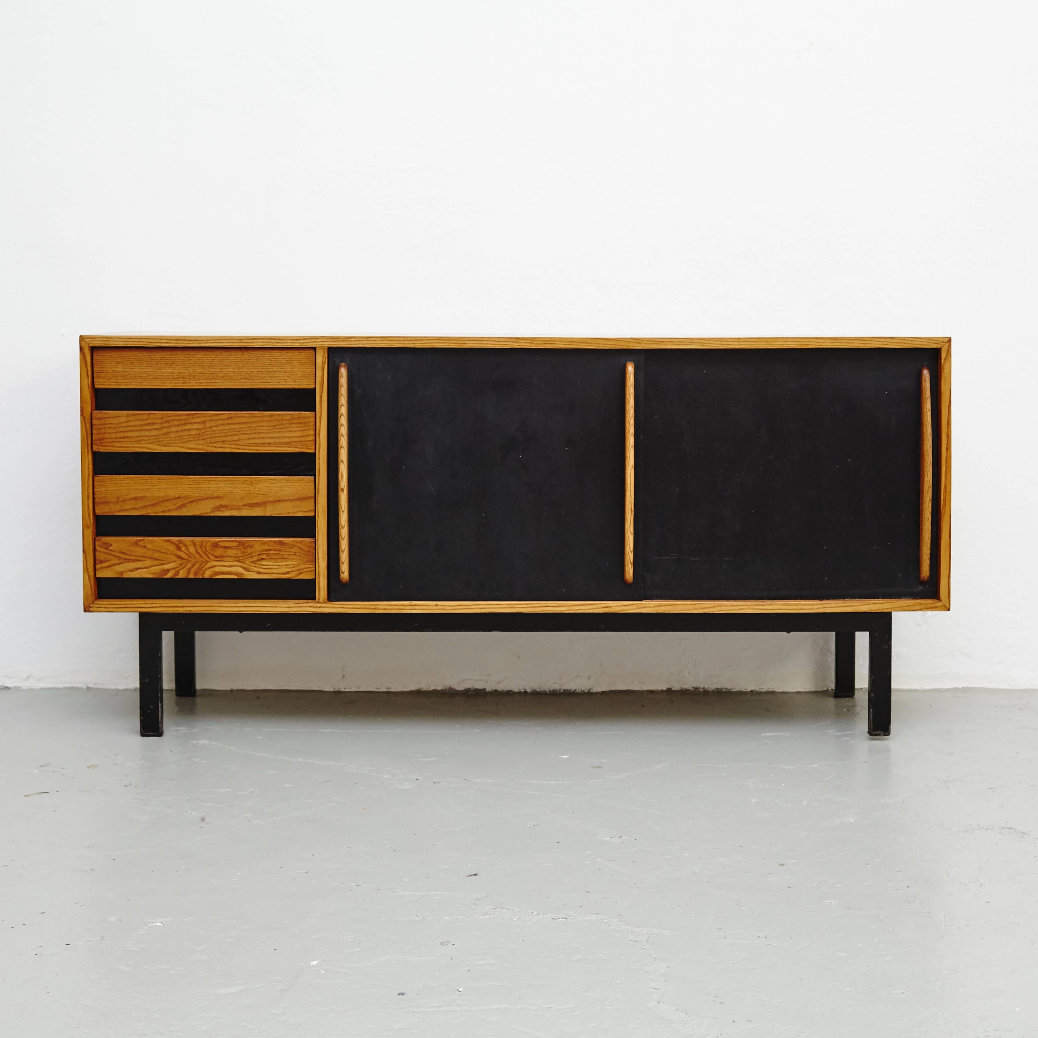 Sideboard designed by Charlotte Perriand, circa 1950.
Edited by Steph Simon, France.
Steel base, wood structure and grips, lacquered sliding doors.

Provenance: Cansado, Mauritania (Africa).

In good original condition, with minor wear