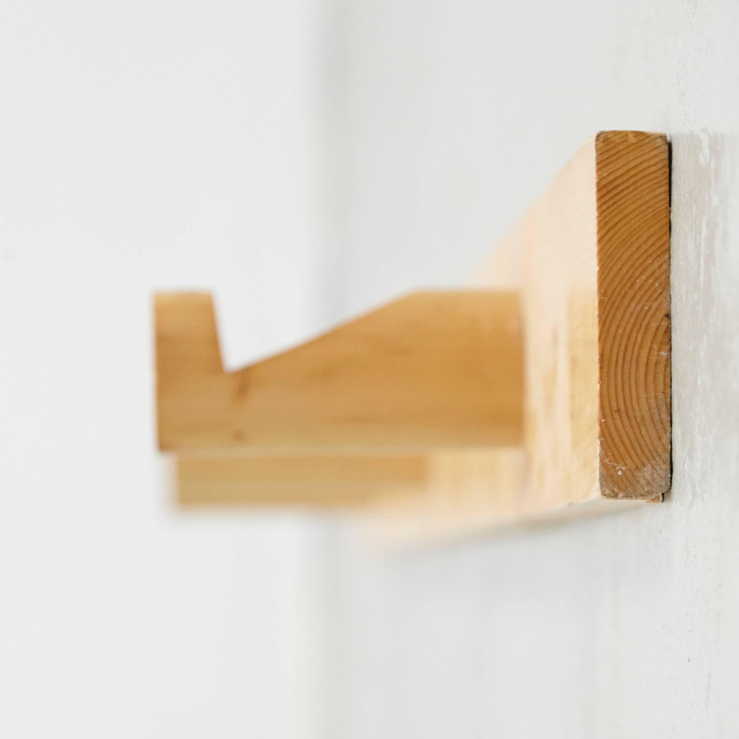 Coat rack designed by Charlotte Perriand for Les Arcs ski Resort, circa 1960 manufactured in France.
Pinewood.

In good original condition, with minor wear consistent with age and use, preserving a beautiful patina.

Charlotte Perriand
