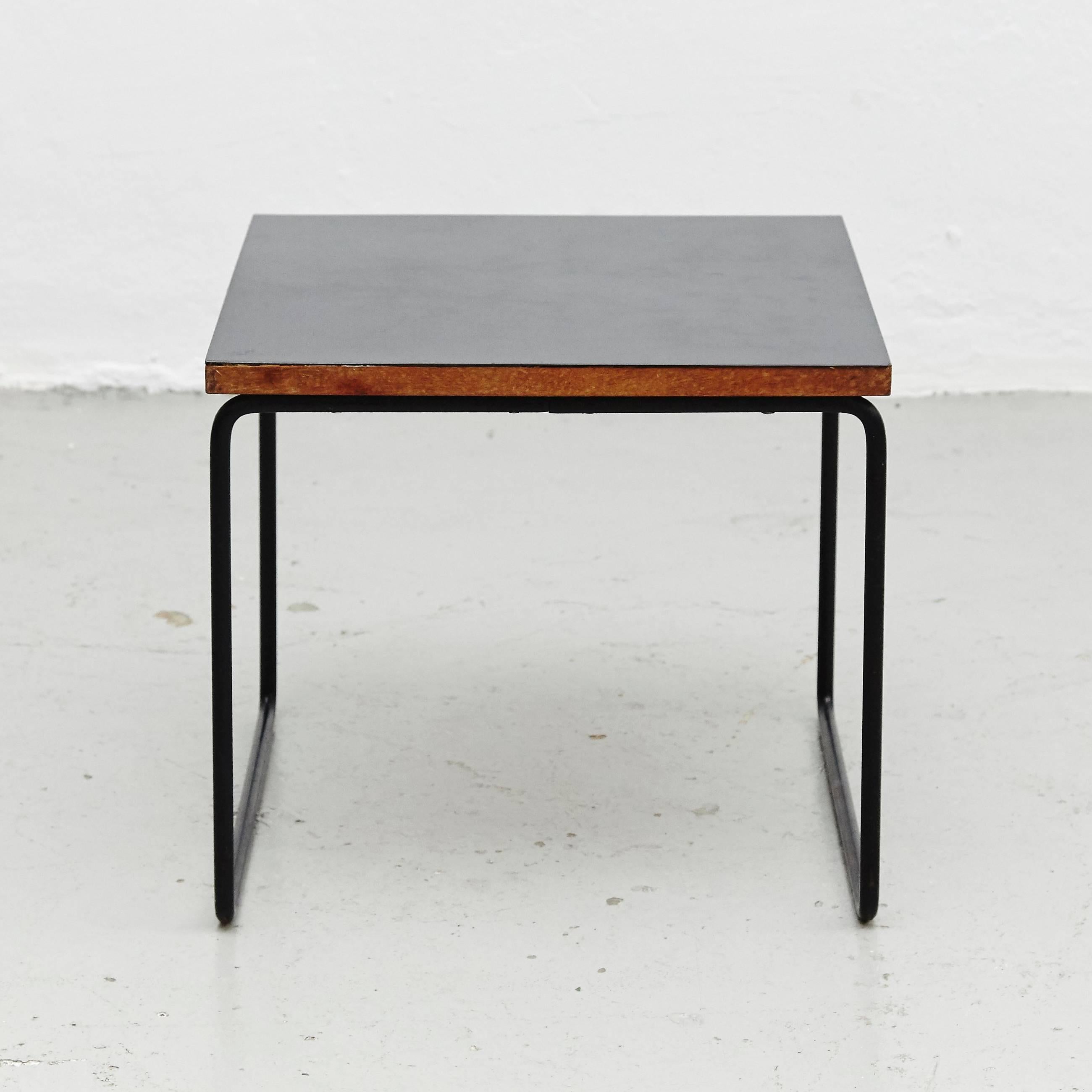 Table designed by Pierre Guariche. 
Manufactured by Steiner, (France), circa 1950. 
Bent and painted iron frame, laminated wood. 

In good original condition, with minor wear consistent with age and use, preserving a nice patina. 

Guariche