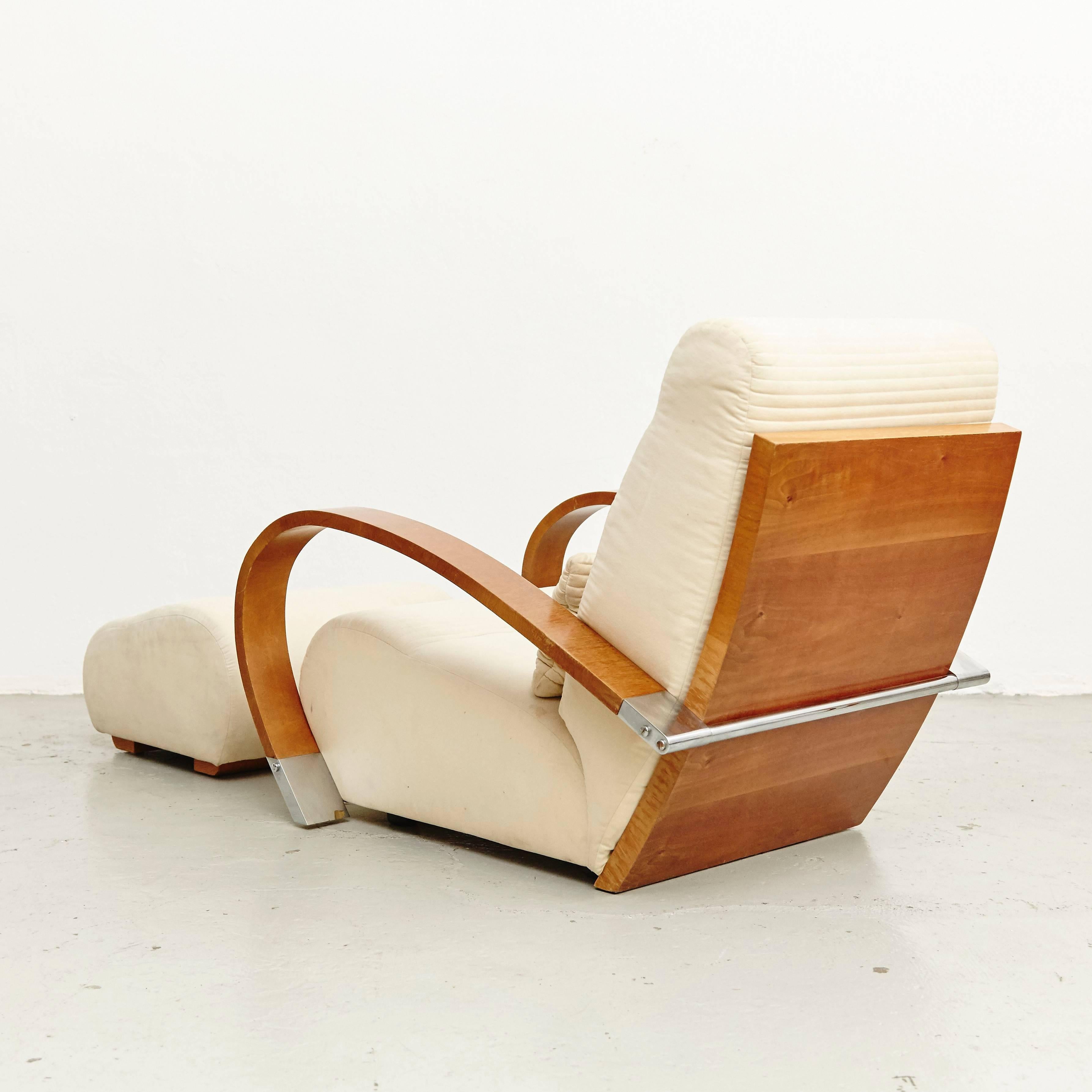 Armchair and footrest designed by Jaime Tresserra, circa 1987.
Manufactured by Tresserra Design (Spain), circa 1987.
Made of walnut wood and velveteen upholstery.

In good original condition, with minor wear consistent with age and use,