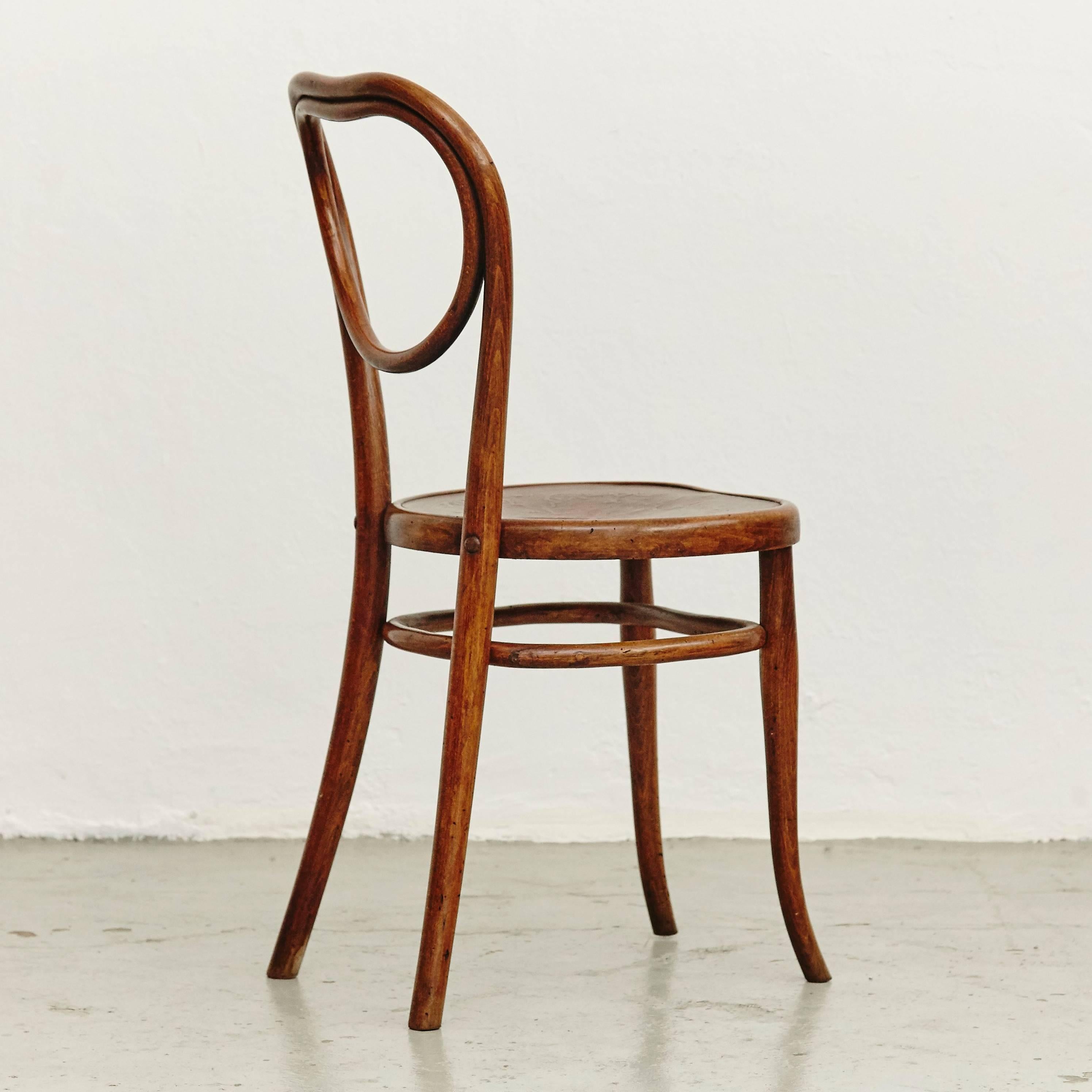 Thonet chair, manufactured by Thonet, circa 1920.
Bentwood.

It preserves the original label to the underside.

In good original condition, with minor wear consistent with age and use, preserving a beautiful patina.

Thonet was the son of