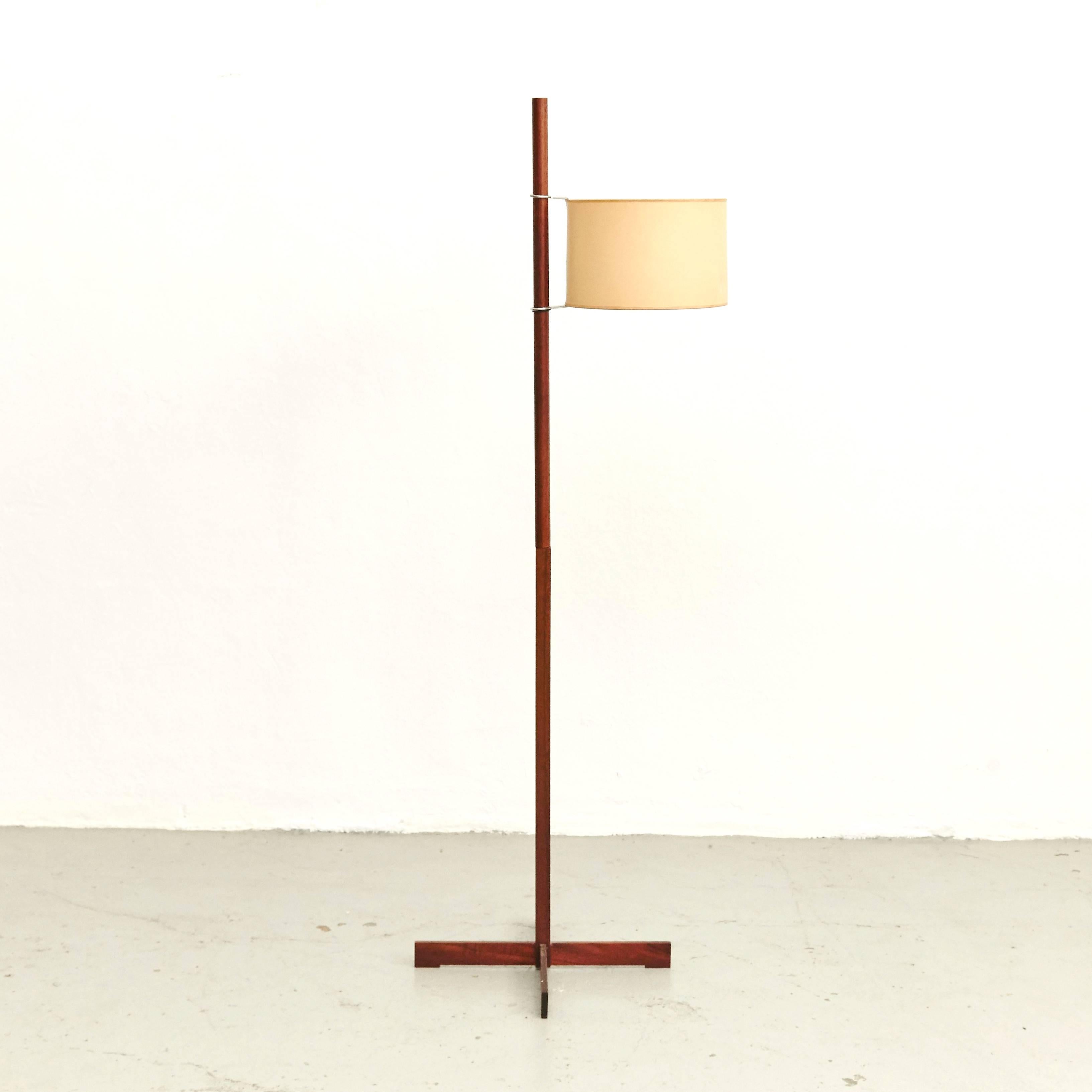 TMM family of floor lamps designed by Miguel Milá, circa 1961.
Manufactured by Tramo (Spain), circa 1961.
Wood structure and paper lampshade.

In good original condition, with minor wear consistent with age and use, preserving a beautiful