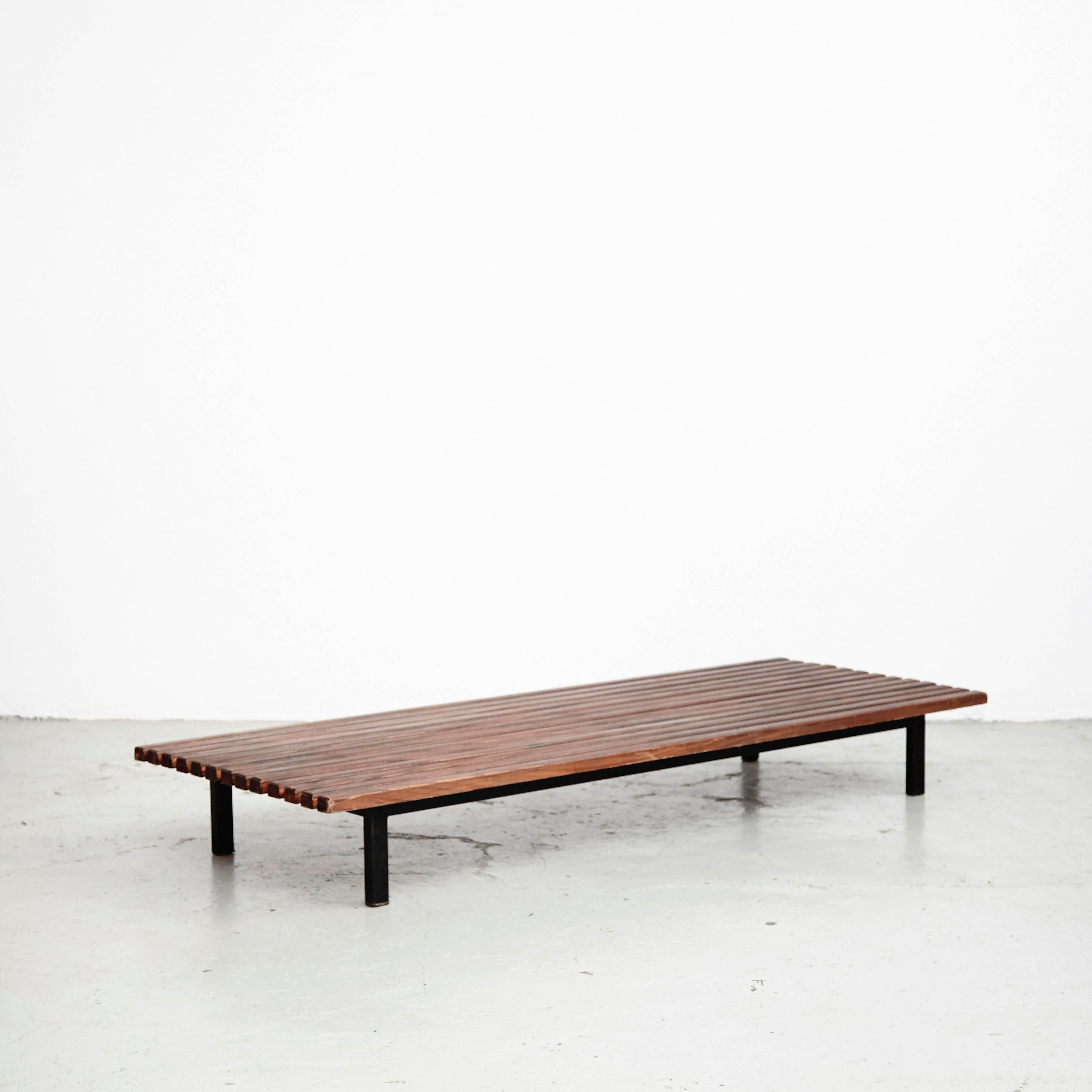 Bench designed by Charlotte Perriand, circa 1950.
Manufactured by Steph Simon (France) circa 1950.
Mahogany wood, laquered metal frame and legs.

Provenance: Cansado, Mauritania (Africa).

In good original condition, with minor wear consistent