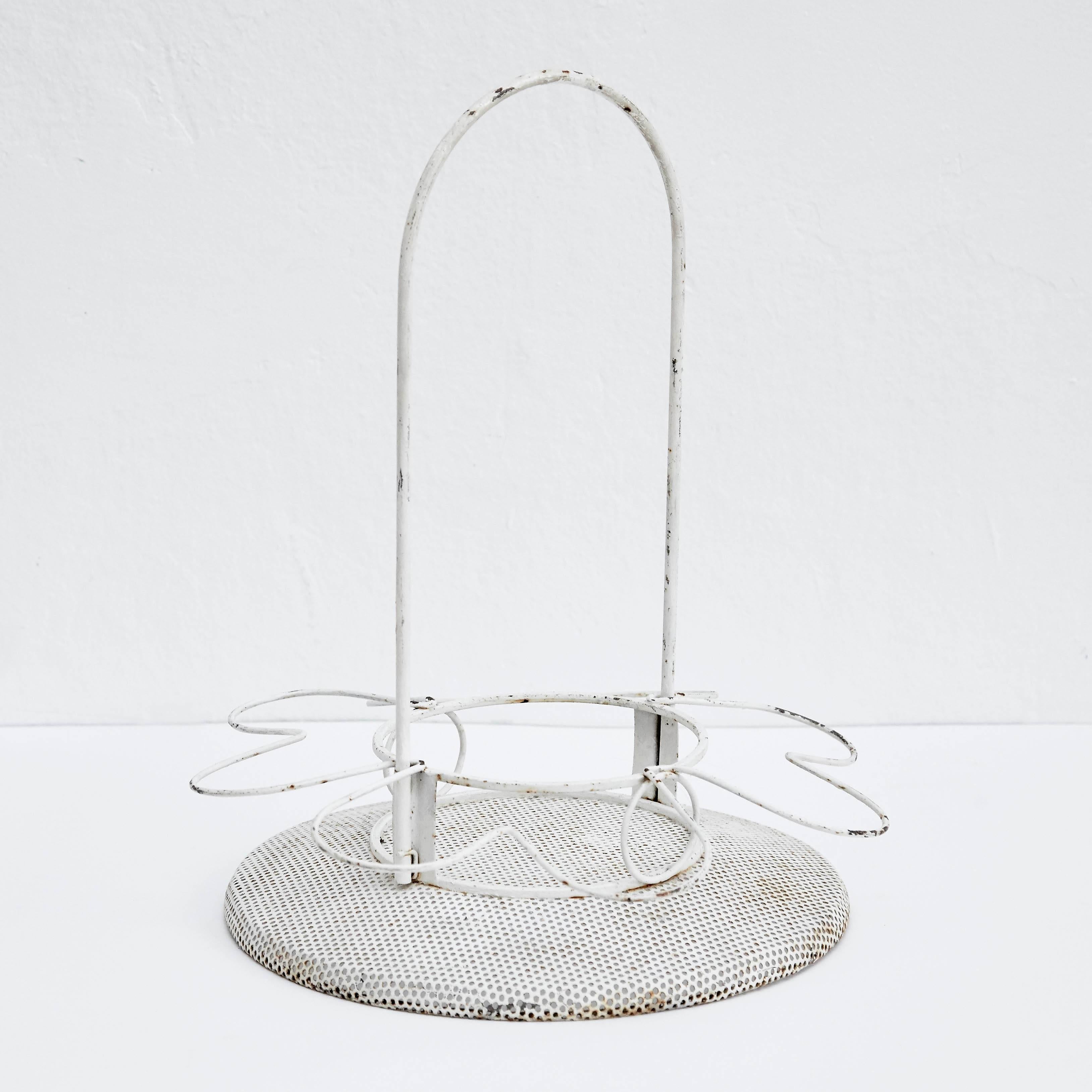 Enameled metal bottle and glass holder designed by Mathieu Matégot.
Manufactured by Ateliers Matégot (France), circa 1950.
Lacquered perforated metal with original paint, it has some traces of rust.

In good original condition, with minor wear