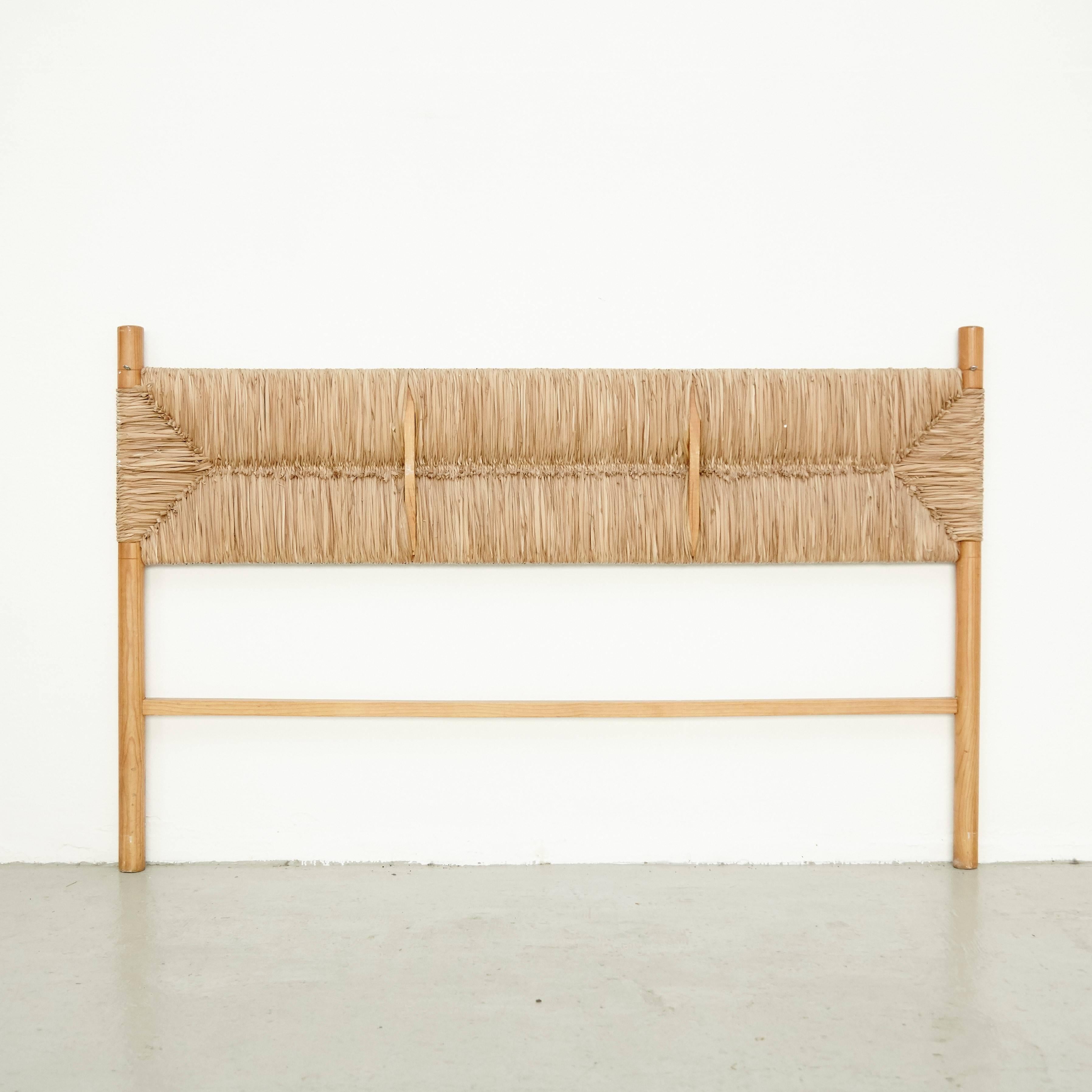 Headboard designed in the style of Charlotte Perriand, made by unknown manufacturer.

Wood and rattan.

In good original condition, with minor wear consistent with age and use, preserving a beautiful patina.

Charlotte Perriand (1903-1999) she