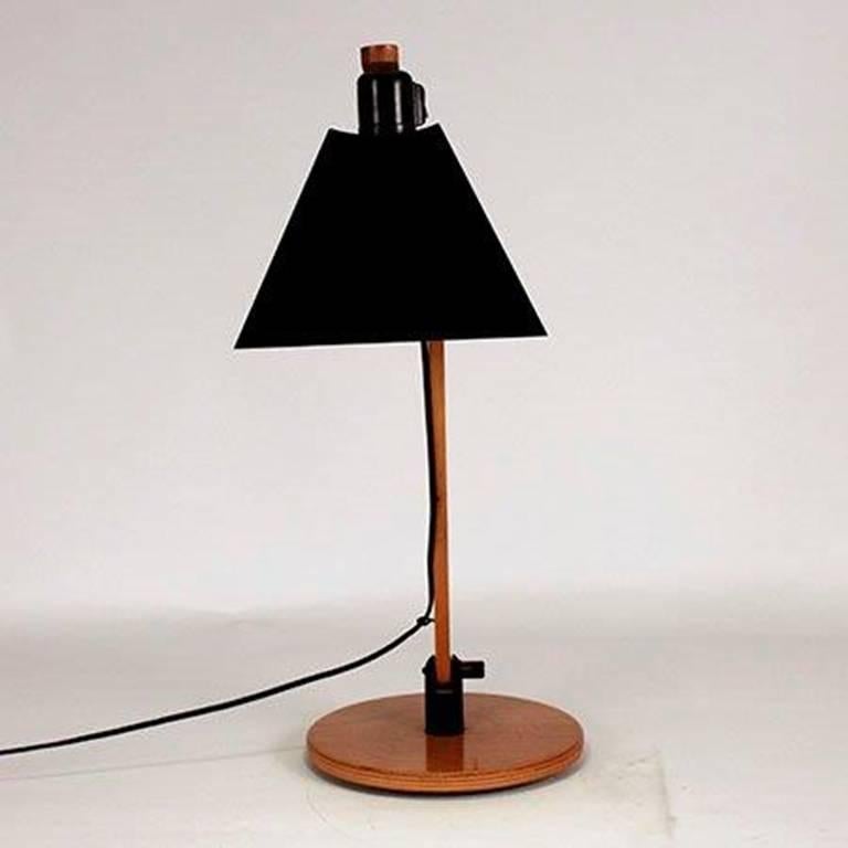 Table lamp designed by Gemma Bernal in 1974. 
Produced by Tramo.

Black lacquered metal and wood.