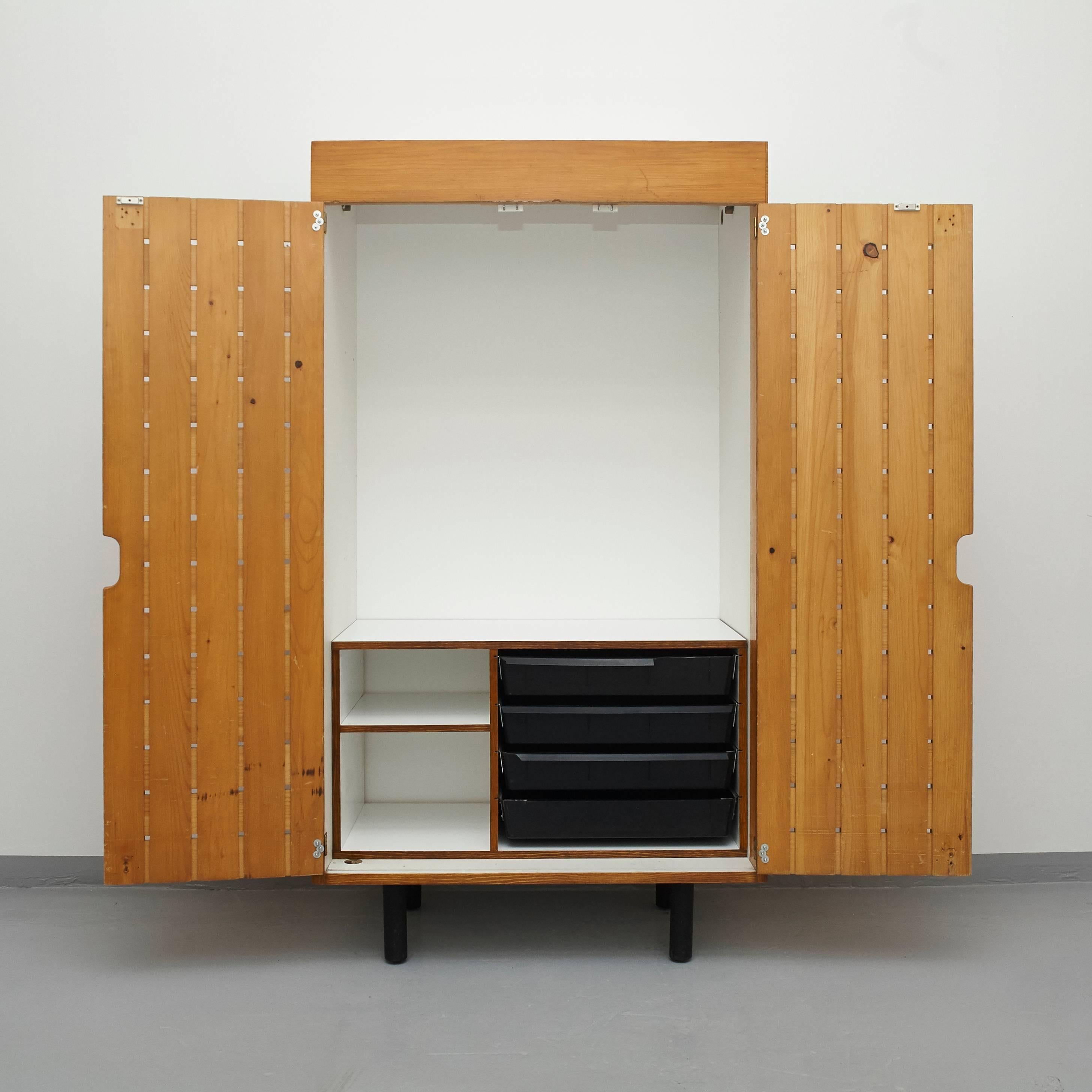 Wardrobe designed by Charlotte Perriand for Les Arks in France, circa 1960.

Pine wood and metal base and plastic drawers.

Part of the plastic drawers are missing as you can see on the photos.

In original condition, with wear consistent with