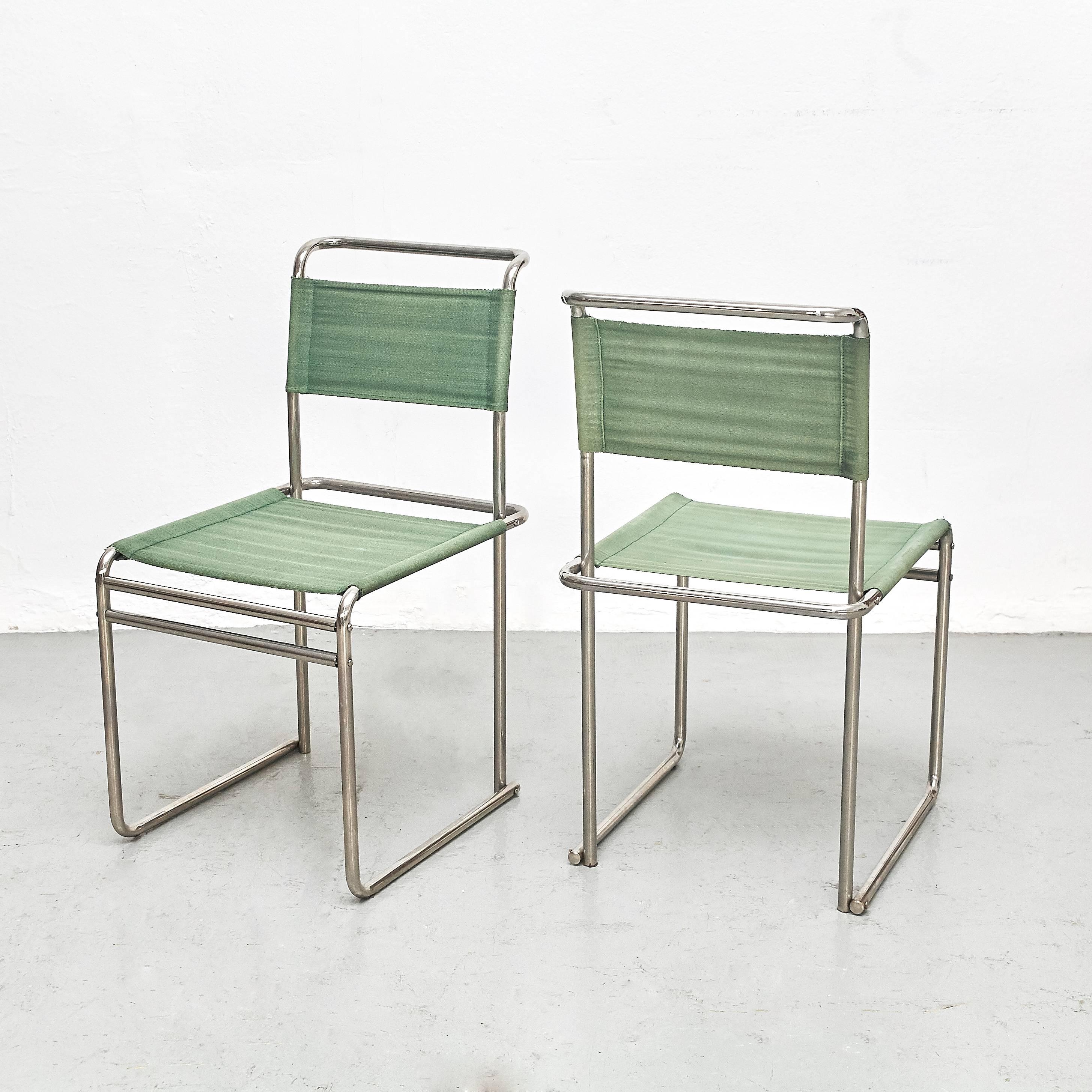 B5-Stühle, entworfen von Marcel Breuer, um 1926.
Hergestellt von Tecta um 1970.

Stahlrohr, Stoff.

In gutem Originalzustand mit geringen alters- und gebrauchsbedingten Abnutzungserscheinungen, die eine schöne Patina erhalten haben. 

Marcel Lajos