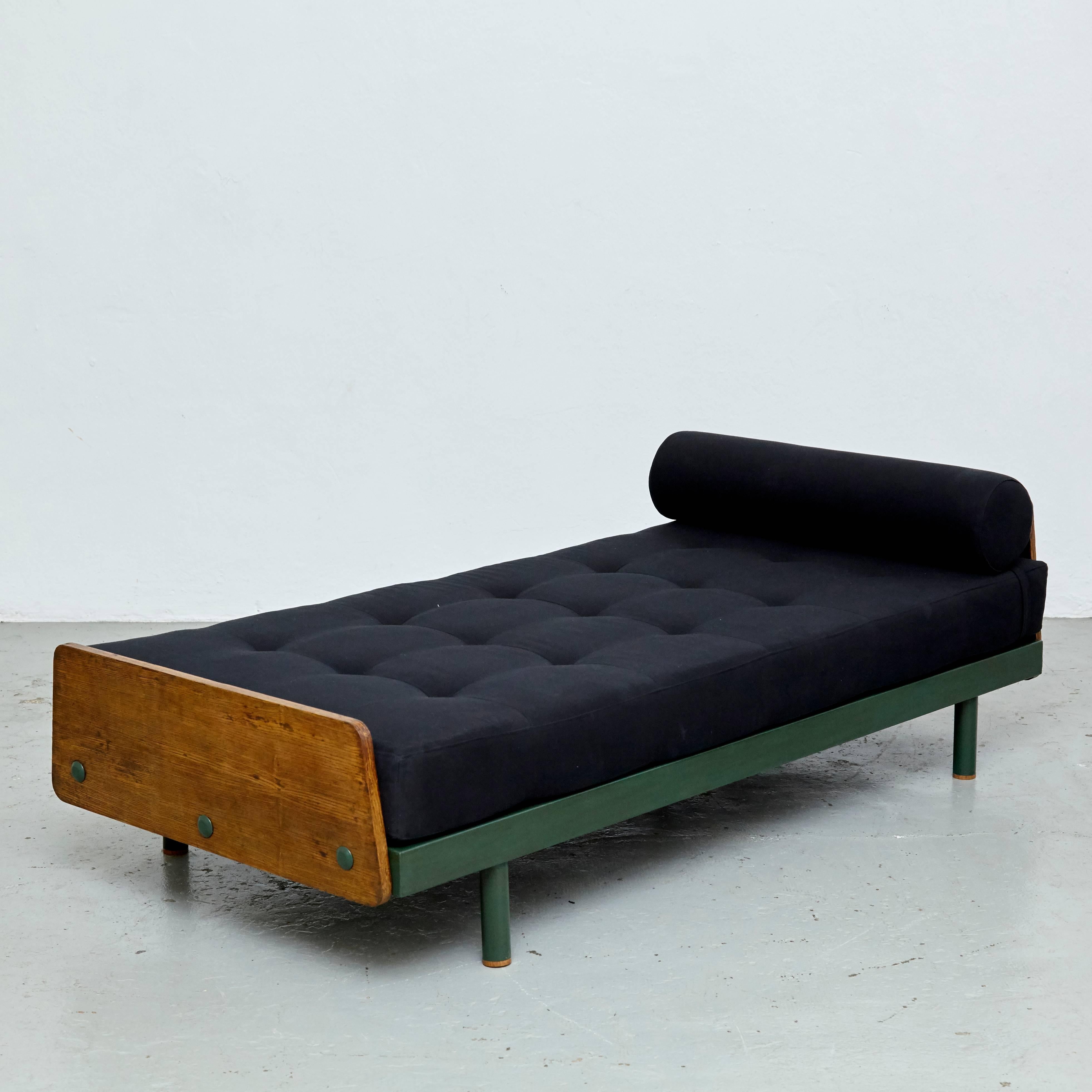 S.C.A.L. daybed designed by Jean Prouve.
Manufactured by Ateliers Prouve, France, circa 1950.
This bed has been restored.
Metal frame, wood, new upholstery.

In good condition, with minor wear consistent with age and use, preserving a beautiful
