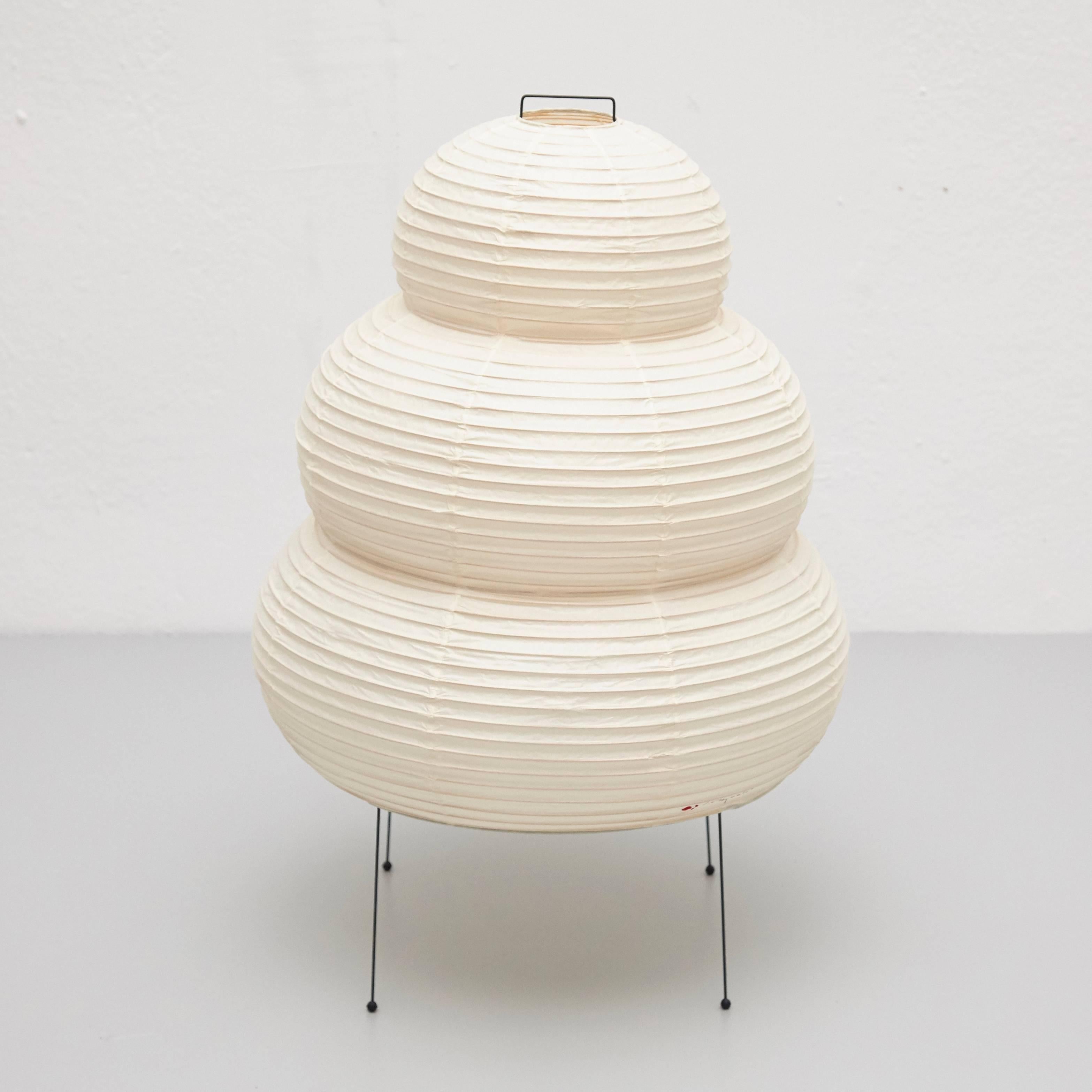 Floor lamp, model 24N, designed by Isamu Noguchi.
Manufactured by Ozeki & Company Ltd. (Japan).
Bamboo ribbing structure covered by washi paper manufactured according to the traditional procedures.

In perfect condition.

Edition signed with
