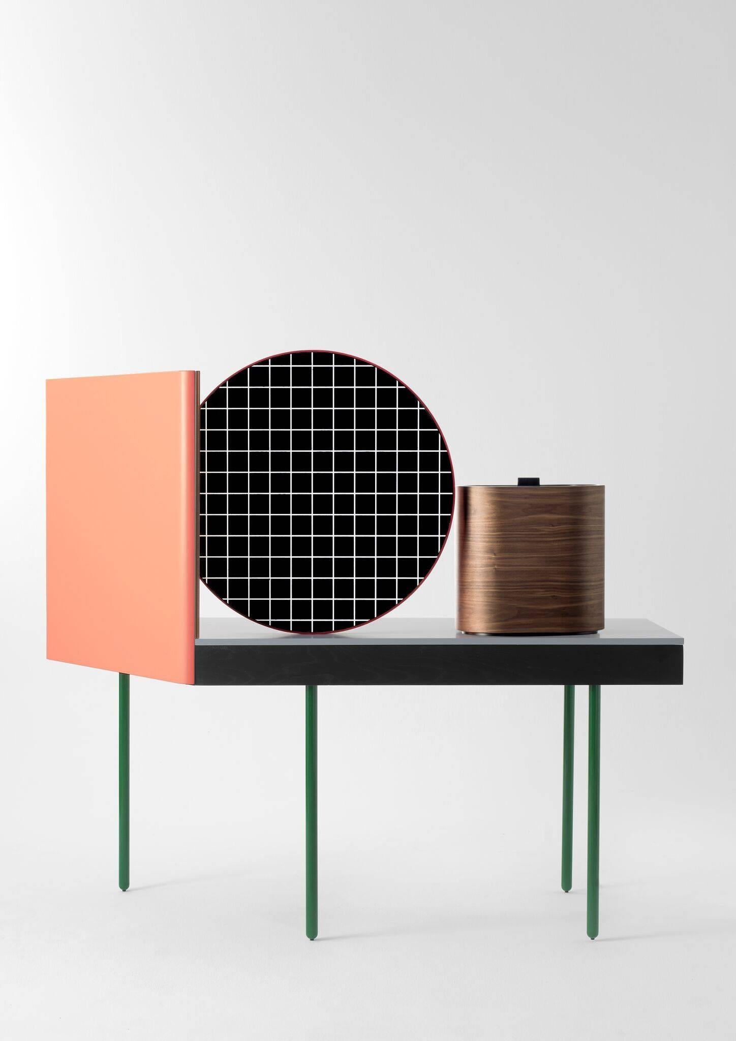 ‘Chandlo’ means moon shape and also Bindi that is the colored dot worn by Indian
women on the forehead to which the large rimmed mirror of ‘Chandlo’ makes
reference. The dressing table was designed as a special prototype made by BD
Barcelona for