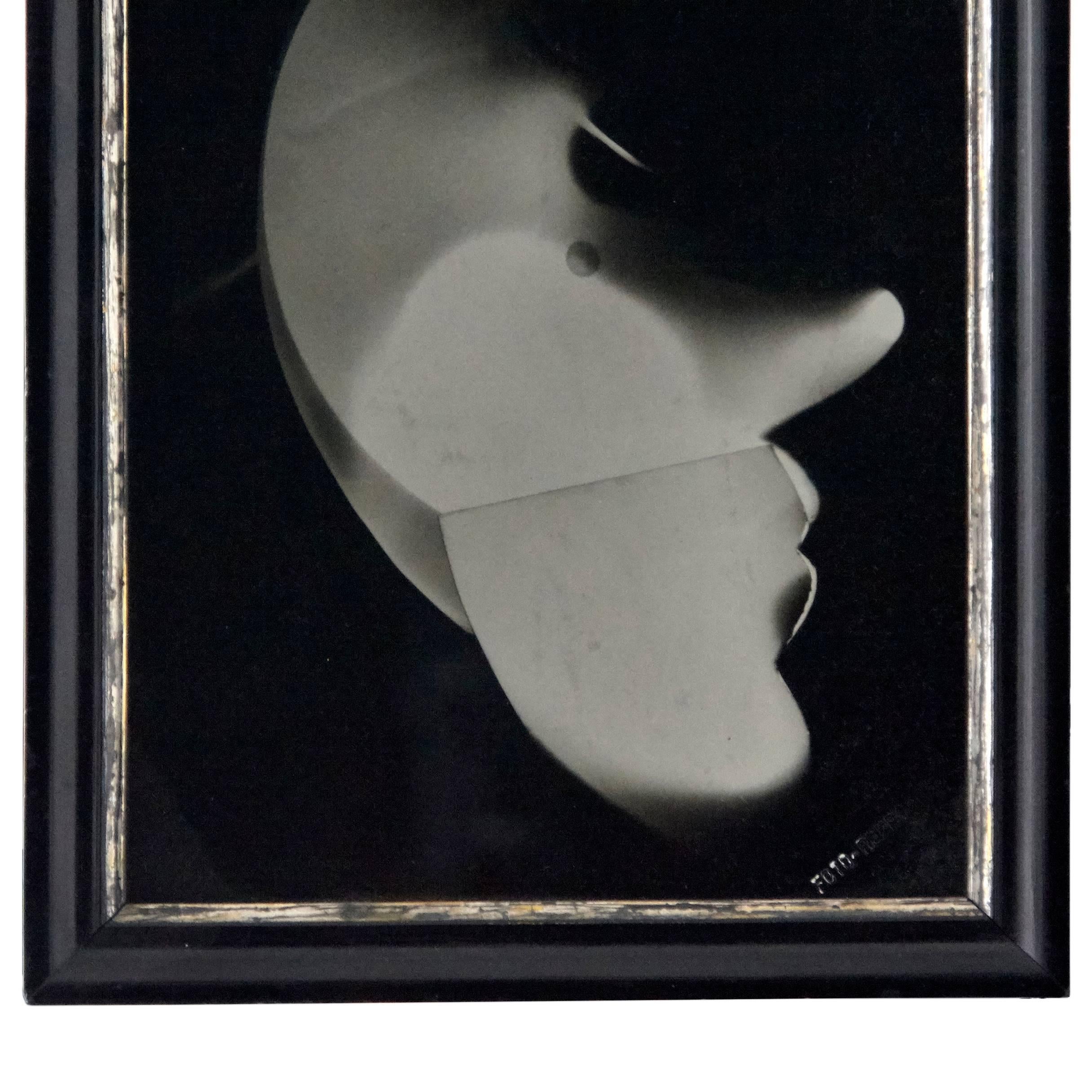 Self portrait by László Moholy-Nagy, 1922.

A posthumous print from the original negative.
Embossed in the right low corner Foto-Repro, 1972.

Excellent print and framed in a 20th century frame. Gelatin silver bromide.

László Moholy-Nagy