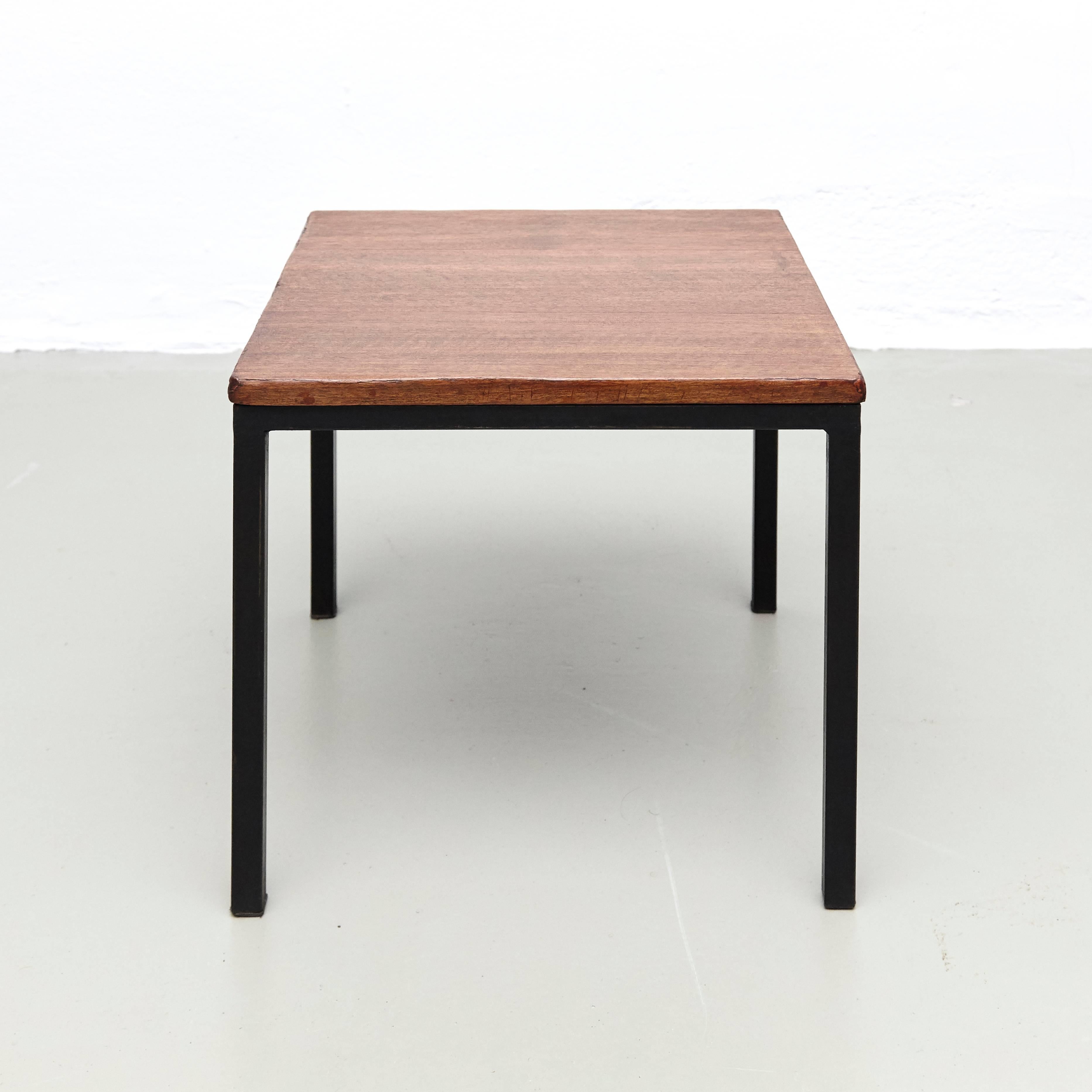 T-angle side table designed by Florence Knoll and manufactured by Knoll. 
Metal legs and wood tabletops. 

In good original condition, with minor wear consistent with age and use.

Florence Knoll Bassett is an American architect and furniture