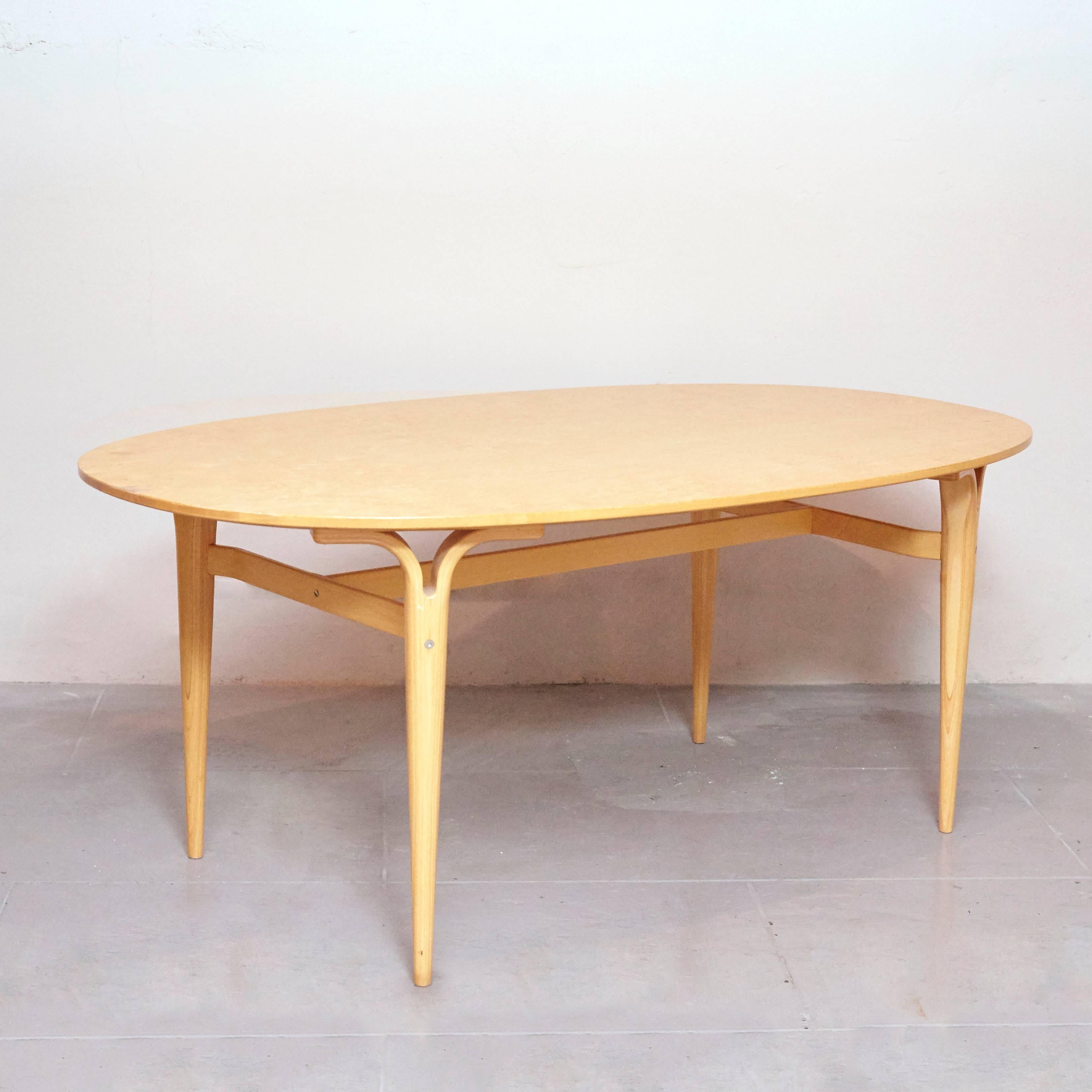 Dining table designed by Bruno Mathsson in Sweden, circa 1960.
Manufactured by Mathsson International.

In good original condition, with minor wear consistent with age and use.

Bruno Mathsson was born in Värnamo in 1907, he became an important