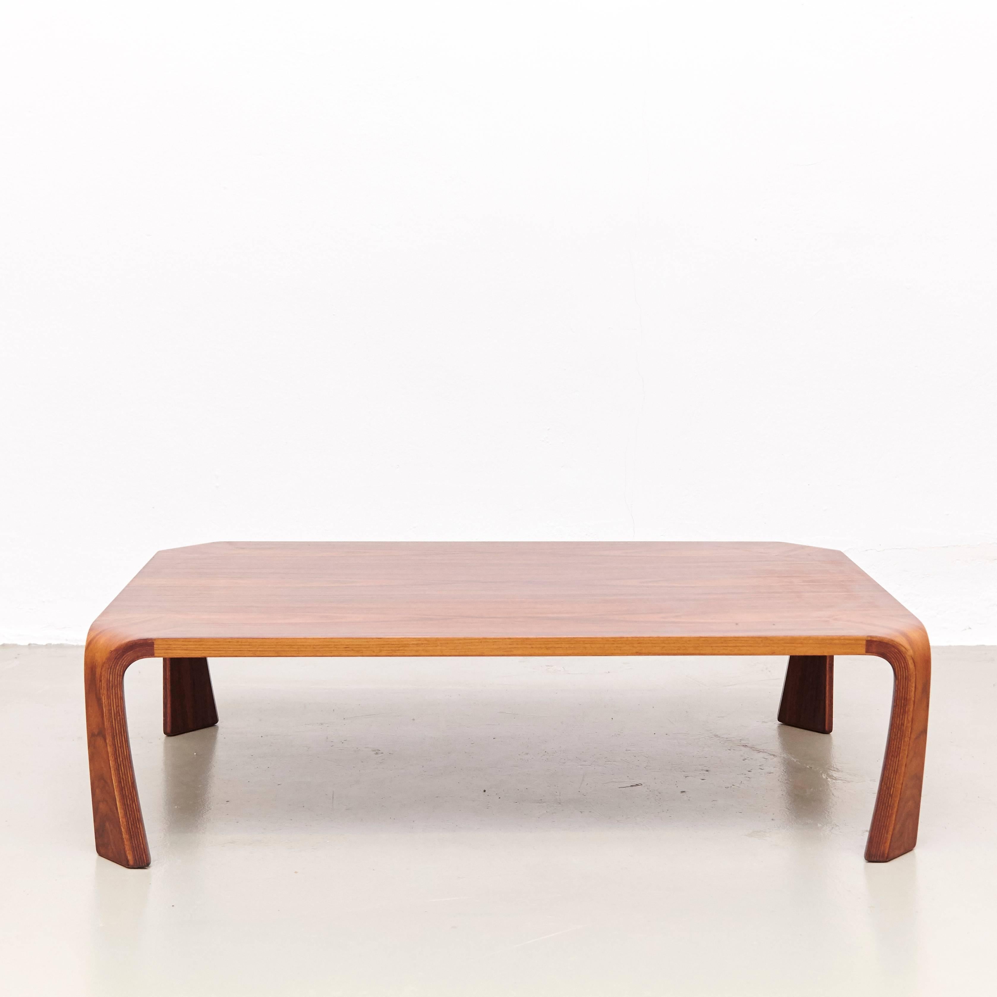 Stunning coffee table in bent rosewood, designed by Saburo Inui, manufactured by Tendo in Japan, 1960s.

In good original condition with minor wear consistent with age and use, preserving a beautiful patina.

