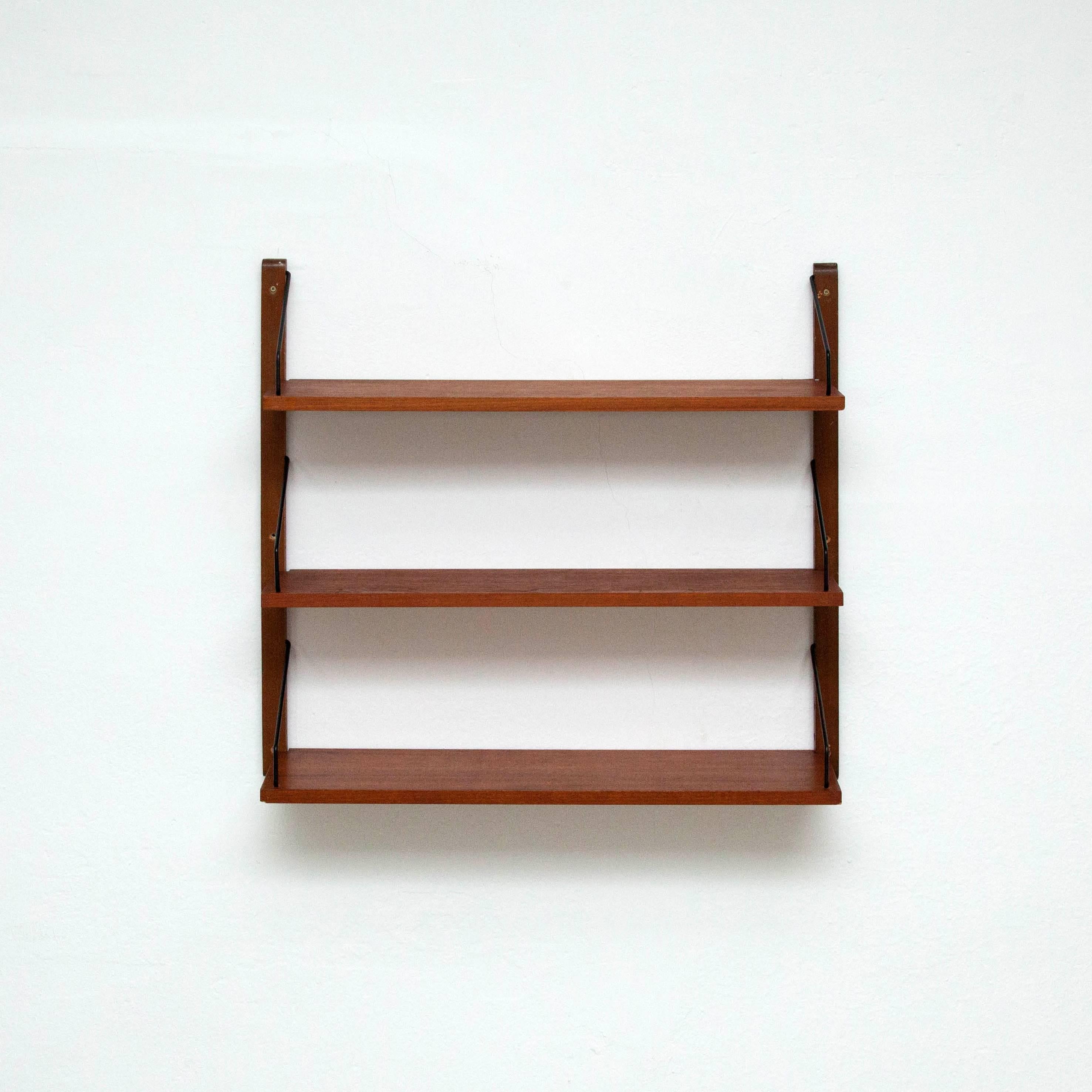 'Royal System' wall shelves system designed by Poul Cadovius, 1948.
Manufactured by Cado in Denmark.

It possible to fit multiple shelves together.

In good original condition with minor wear consistent with age and use, preserving a beautiful