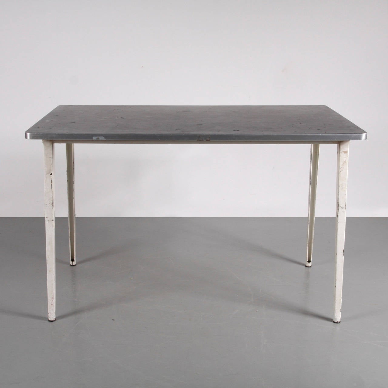 Table, model reform, designed by Friso Kramer, circa 1950.
Manufactured by De Cirkel (Netherlands)
Enamelled folded sheet metal frame in excellent original condition.

Winner of the prestigious Signe D'Or award in 1960.

Literarure: Friso