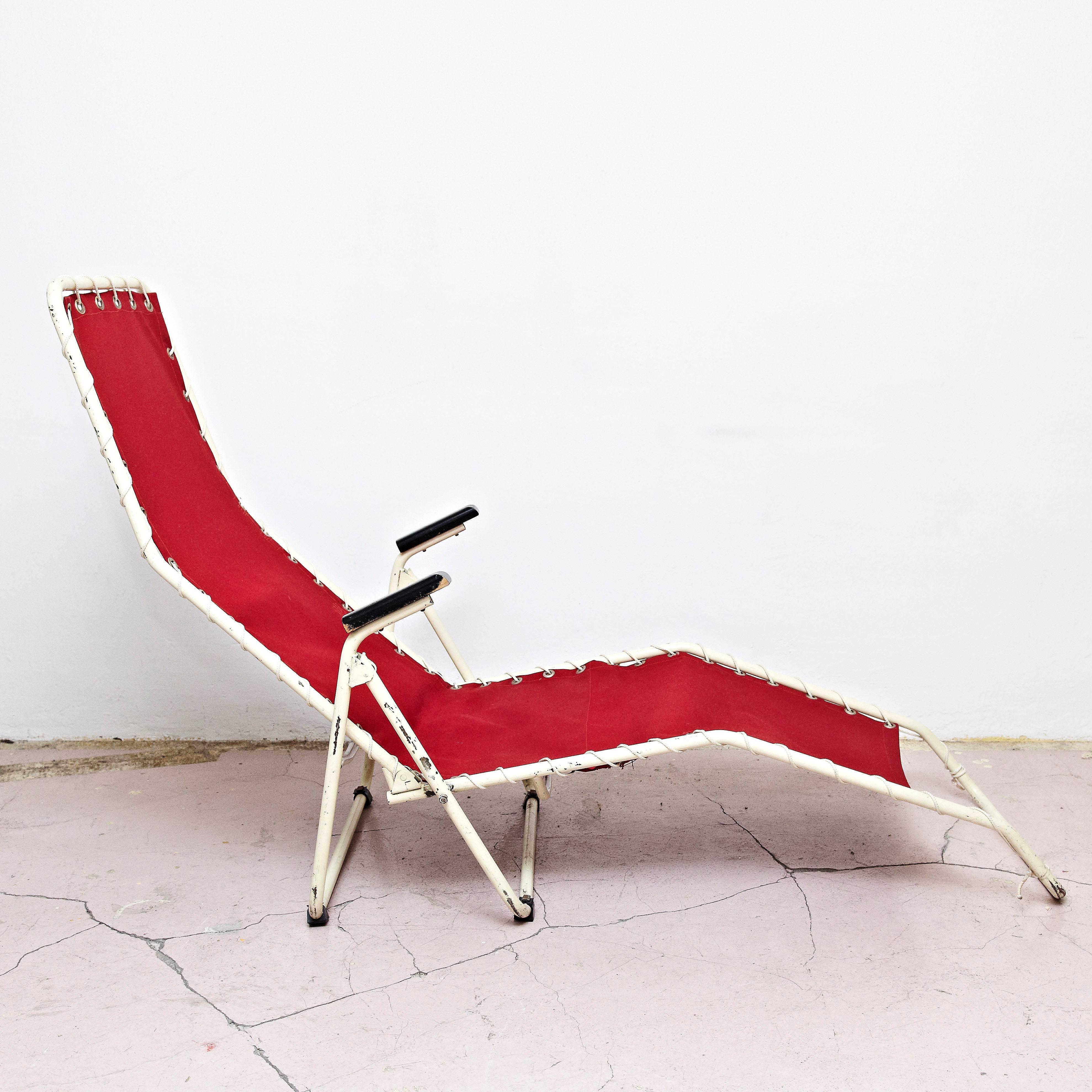 This folding chiar was designed in the 1950s and produced by the Dutch brand Everest in circa 1950. 
The chair features a white colored steel frame and wooden armrests. 
The lounge is upholstered in red fabric. 

In a good vintage condition,