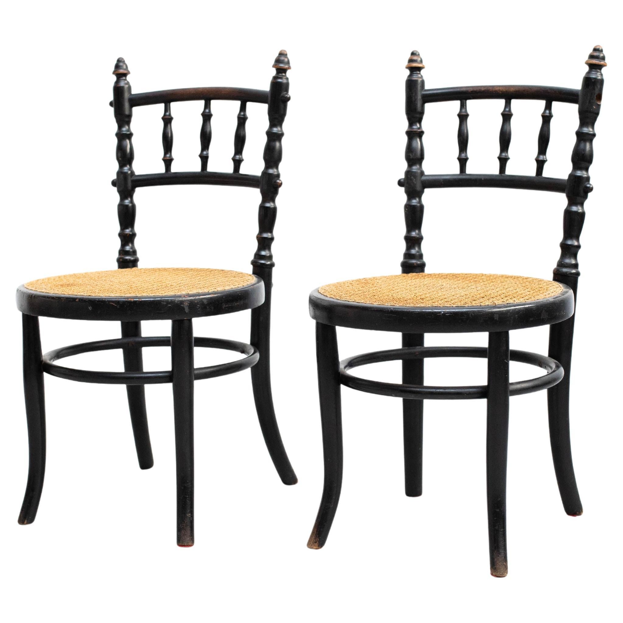 Ensemble de deux chaises en bois et rotin du début du 20e siècle en vente