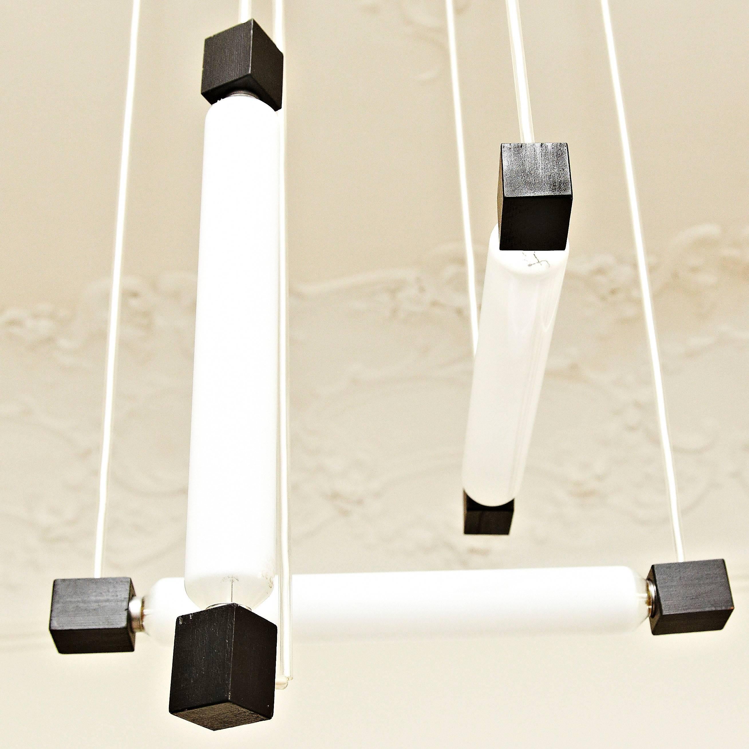 Hanging lamp, designed in the style of Rietveld, executed around 1960 by unknown manufacturer.
Painted wooden structure and plastic tube protecting the electricity cable, with three bulbs.

In good original condition, with minor wear consistent