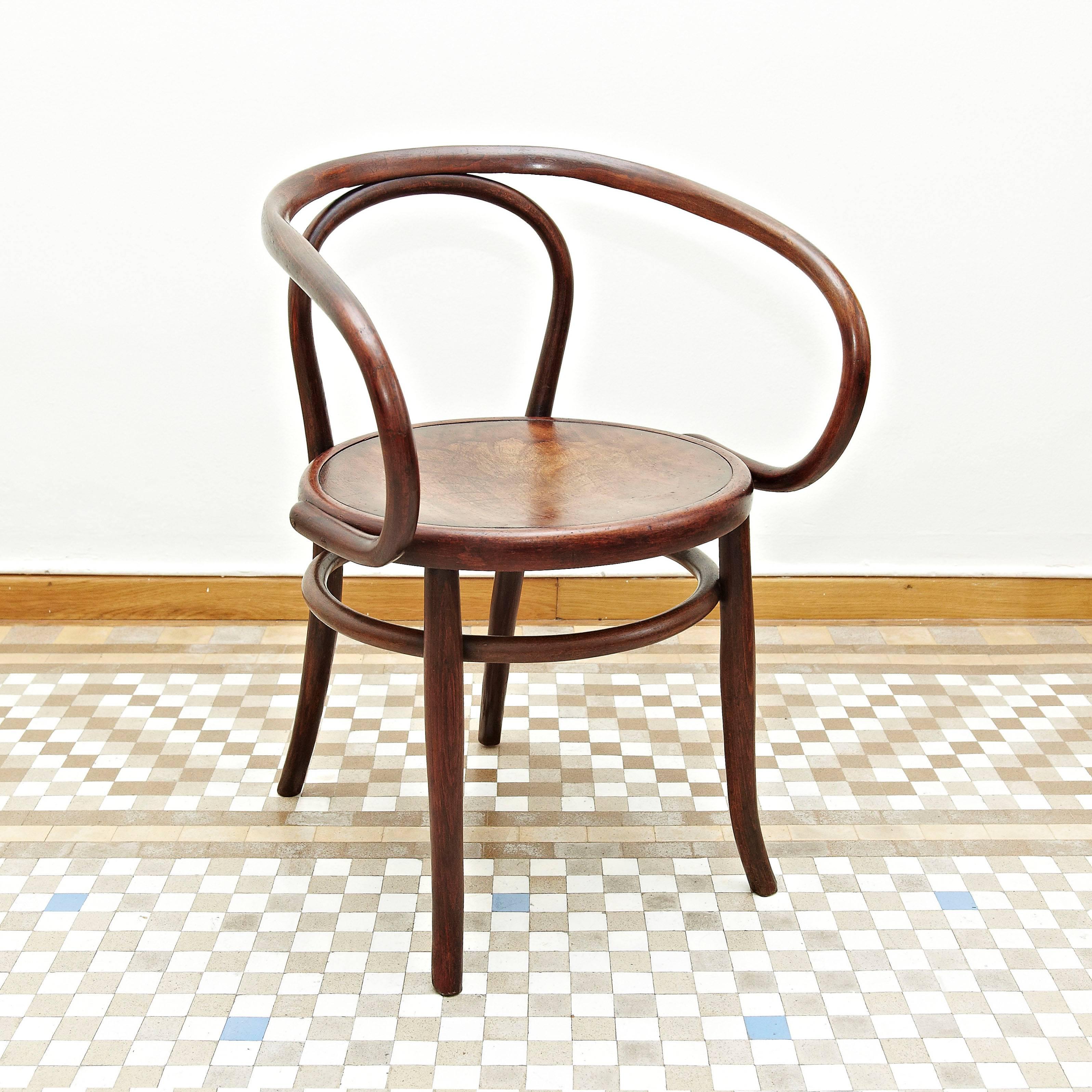 Thonet 209 par Auguste Thonet pour Thonet:: fabriqué en Allemagne. 
Bois de rose et rotin. 

En bon état d'origine:: avec une usure mineure conforme à l'âge et à l'usage:: préservant une belle patine. 

Dans les années 1830:: Thonet a commencé à