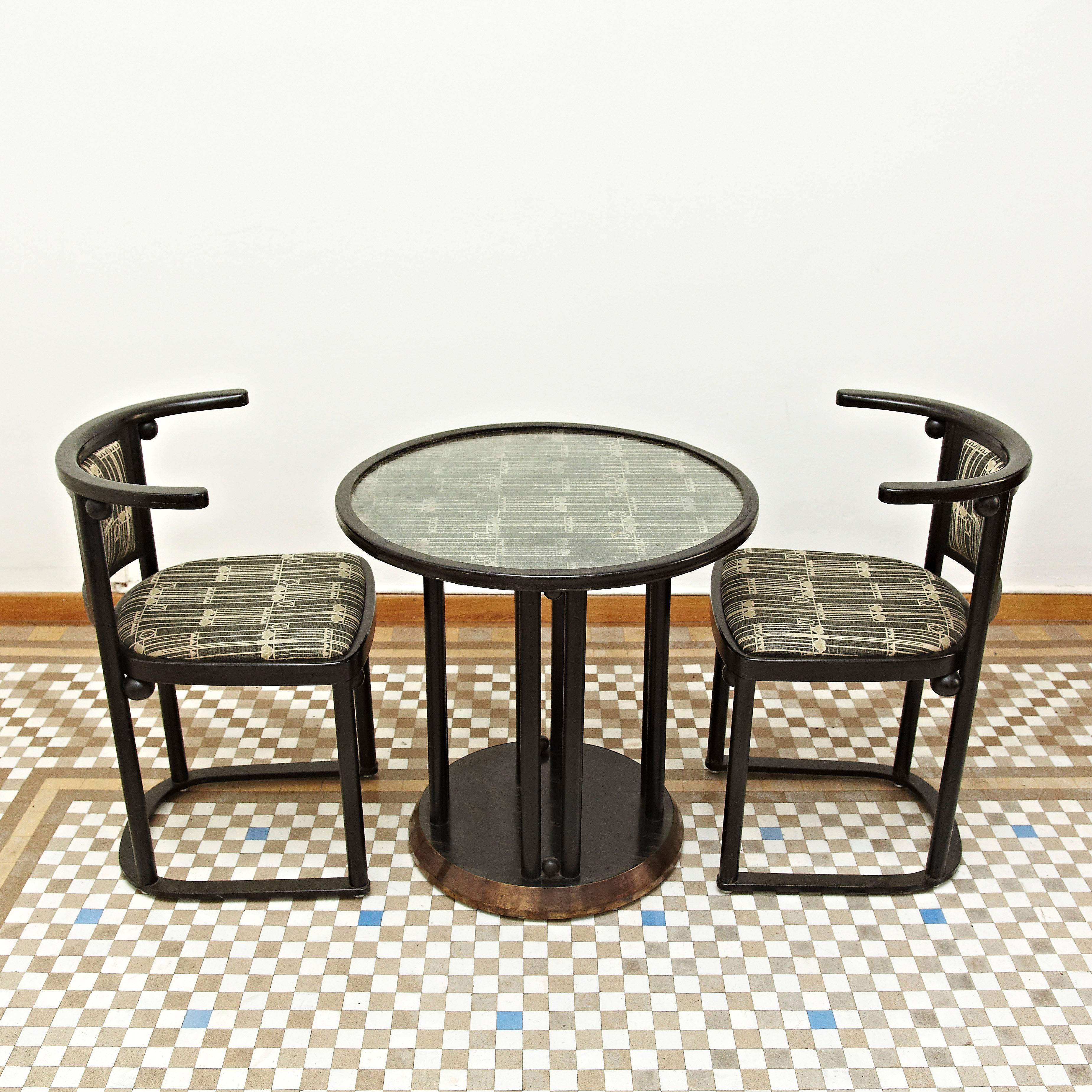 Ensemble de deux chaises et d'une table basse conçu par Josef Hoffmann:: vers 1905:: pour le Cabaret Fledermaus à Vienne. 
Fabriqué par Wittmann (Autriche):: vers 1960. 
Bois laqué et tapisserie d'origine. 

Avec l'étiquette du fabricant sur la face