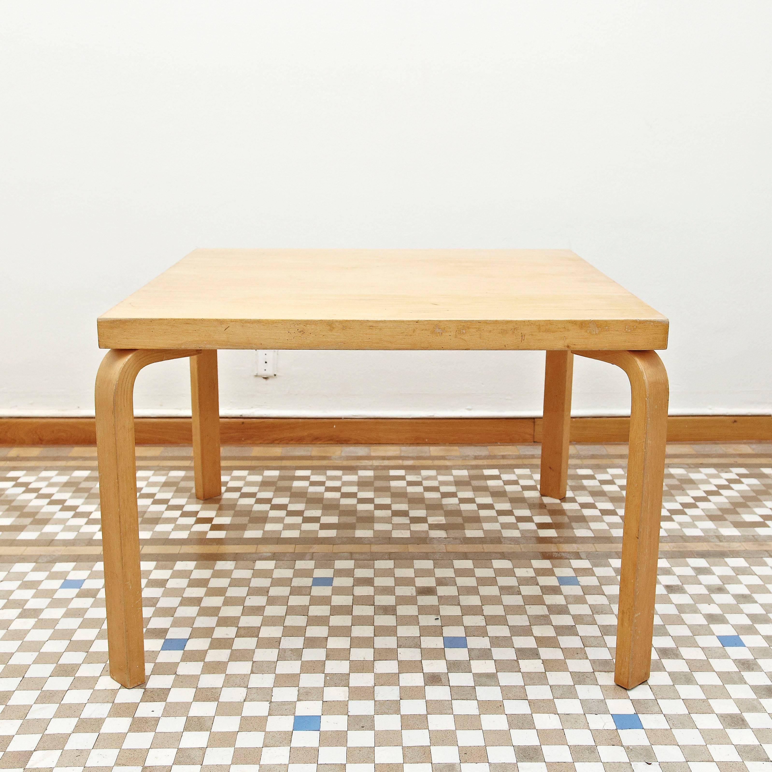 Dining table designed by Alvar Aalto, circa 1960.
Manufactured by Artek (Finland).
Wood legs and structure.

In great original condition, with minor wear consistent with age and use, preserving a beautiful patina.

Hugo Alvar Henrik Aalto