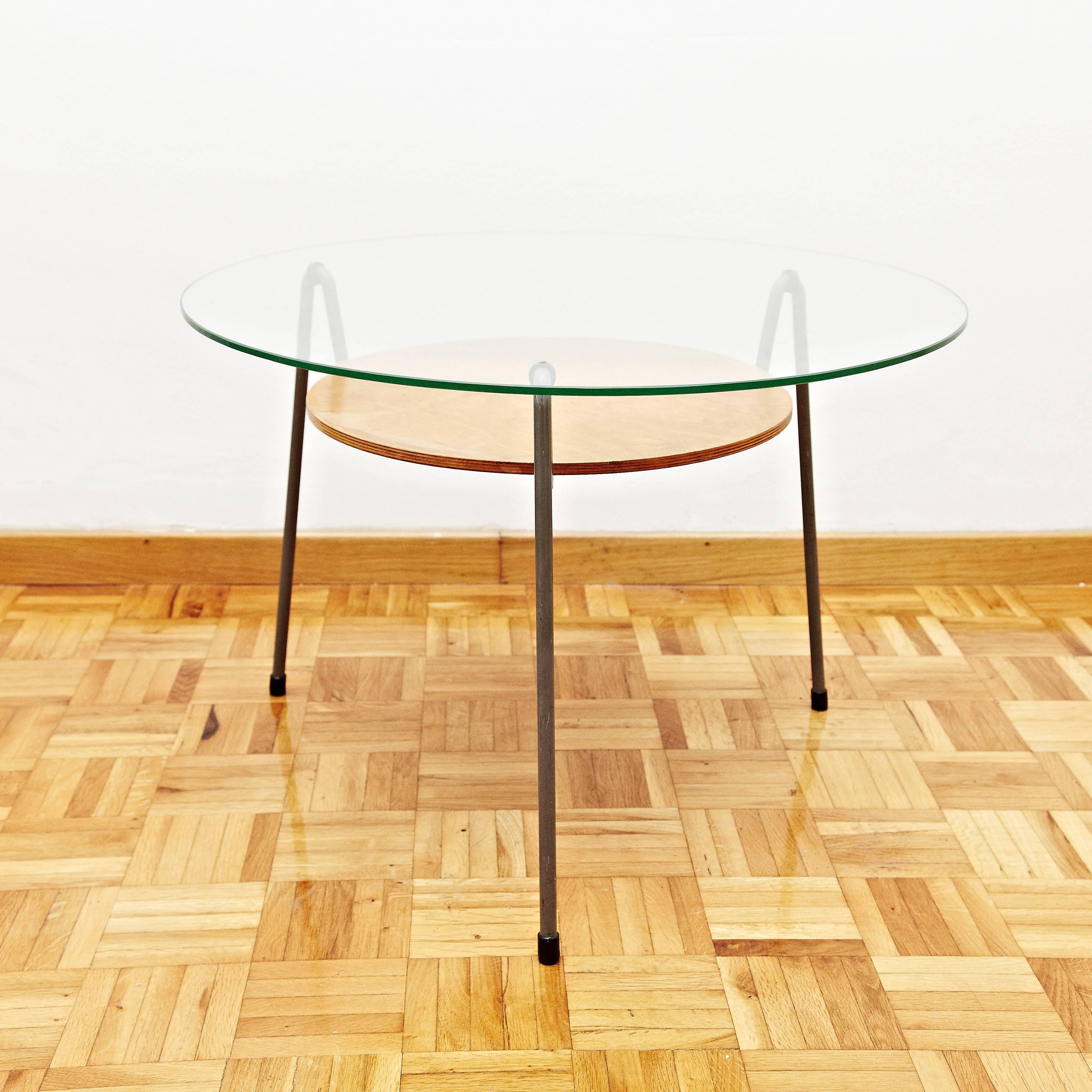 Coffee table designed by Wim Rietveld in 1959.
Manufactured in Netherlands
Lacquered metal frame, crystal tabletop and wood.

In good excellent original condition, preserving a beautiful patina.

Wim Rietveld (1924-1985) the youngest son of