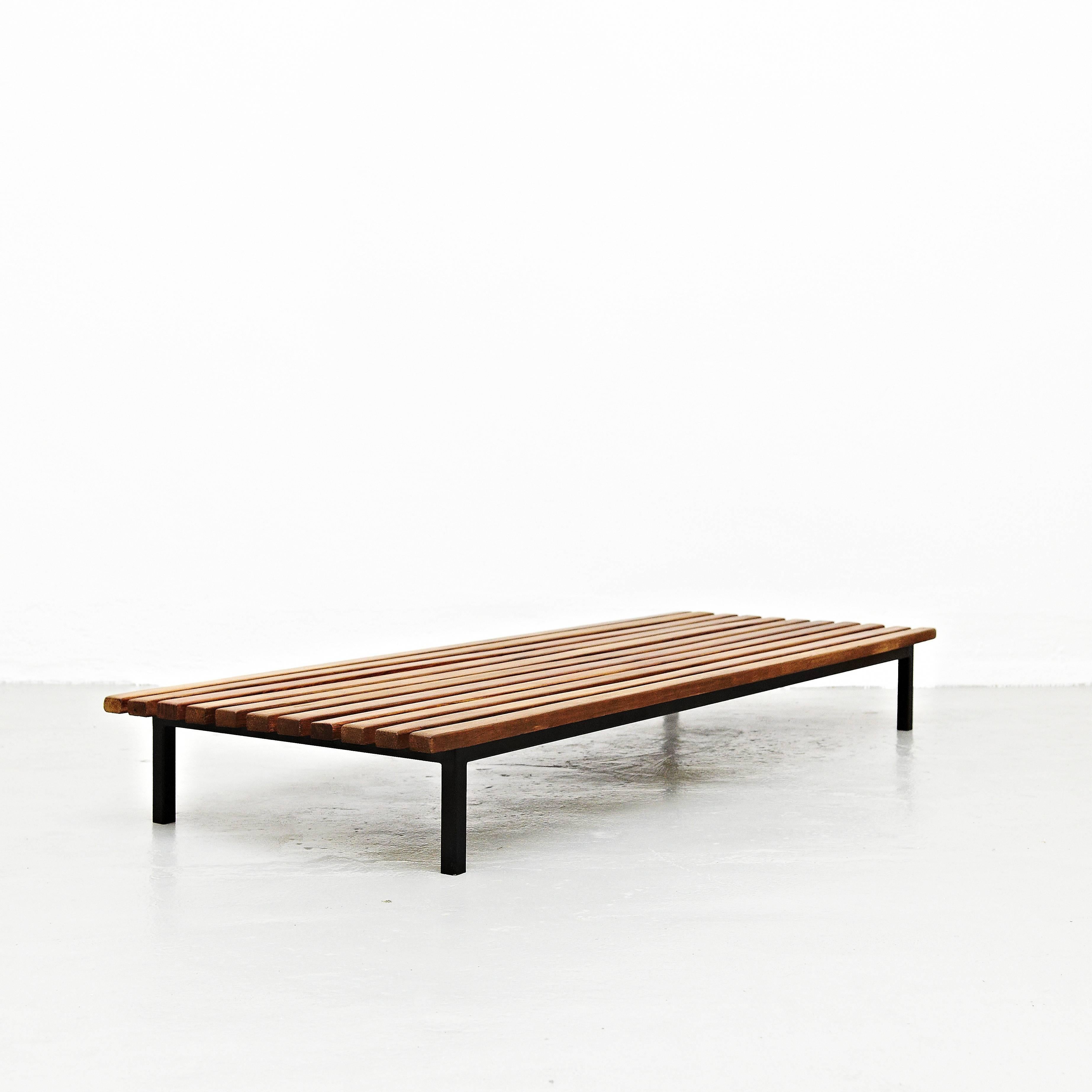Bench designed by Charlotte Perriand, circa 1950.
This model is with 11 slats of wood.

Mahogany wood, metal frame legs.

Provenance: Cansado, Mauritania (Africa).

In good original condition, with minor wear consistent with age and use,