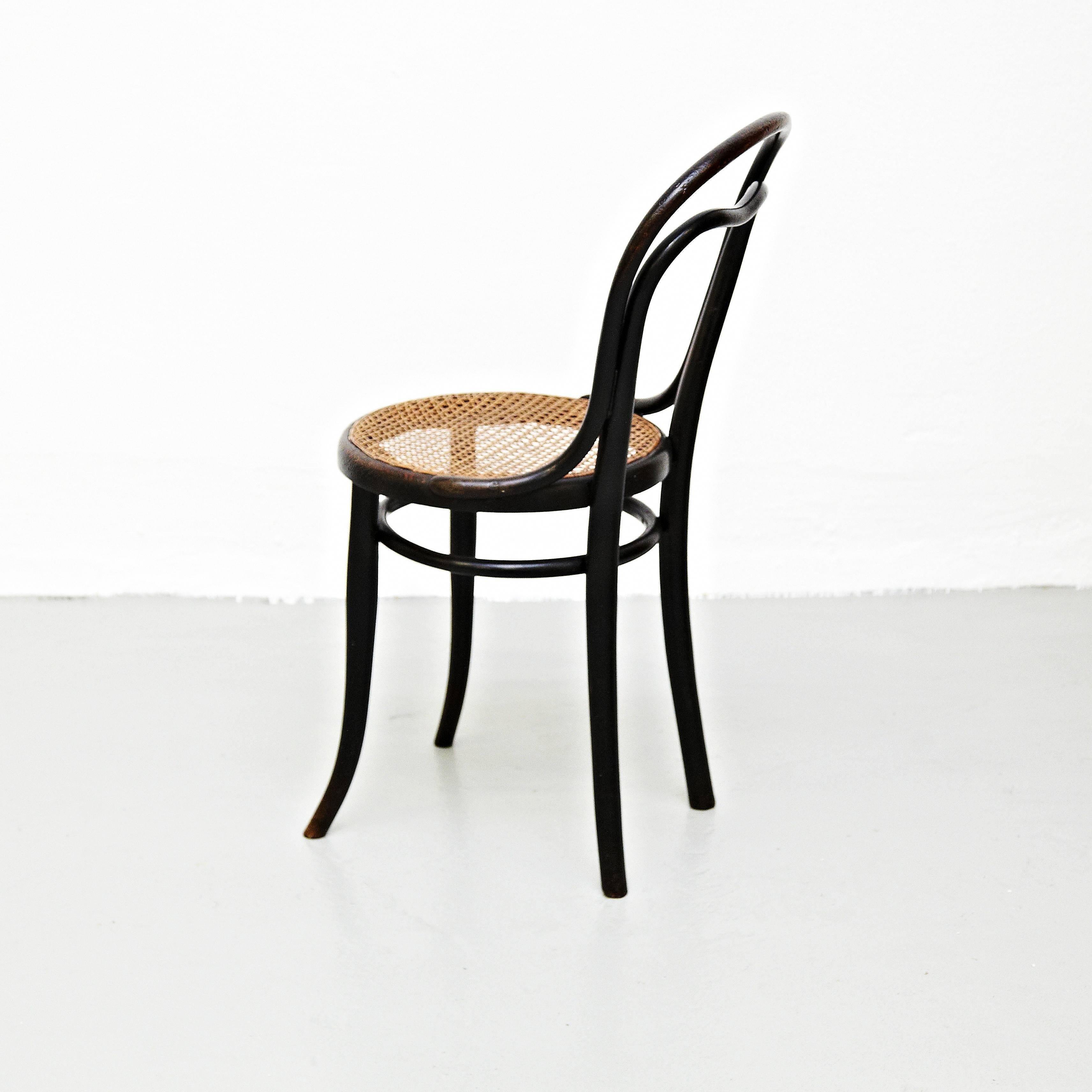 Thonet Chair, manufactured by Thonet around 1920.

It preserves the original label to the underside.

In good original condition, with minor wear consistent with age and use, preserving a beautiful patina.

Thonet was the son of master tanner
