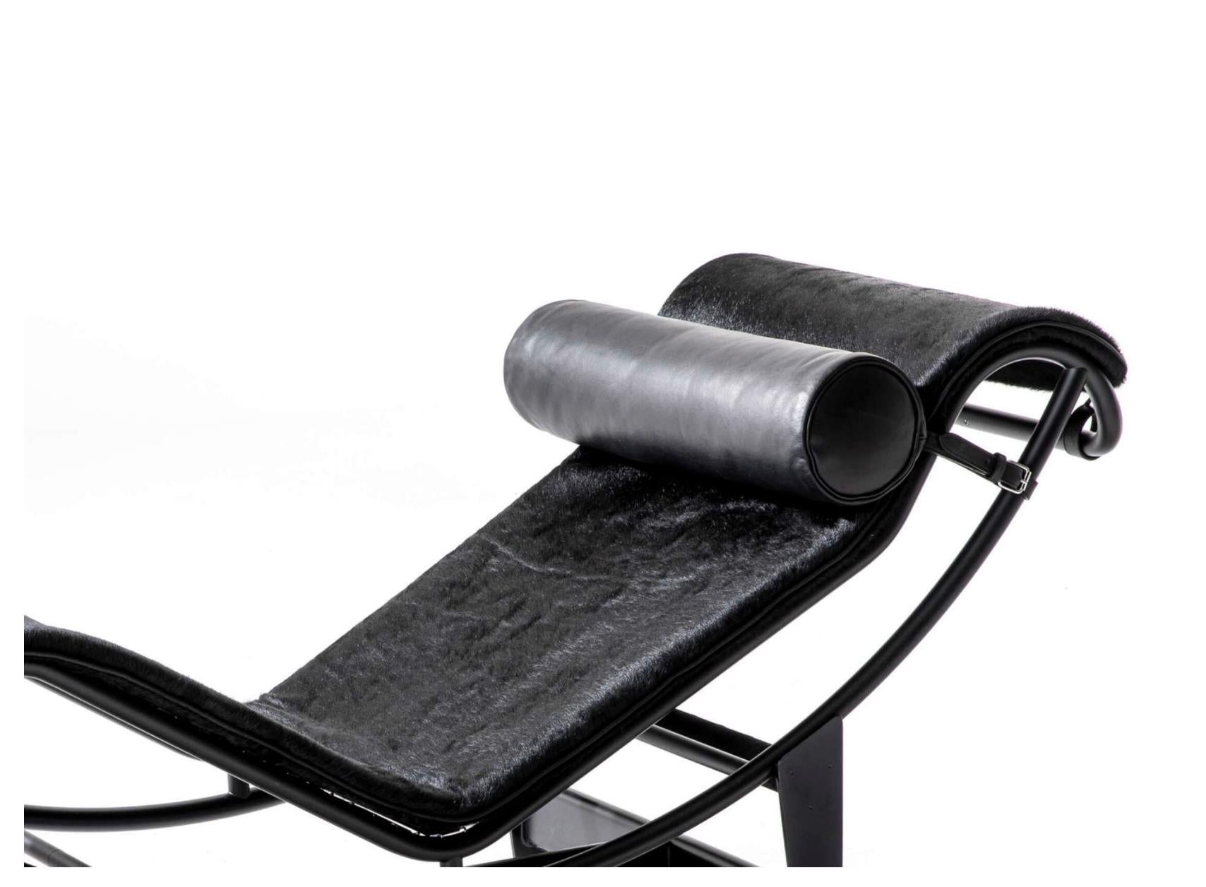 Mid-Century Modern Le Corbusier 4 Chaise Longue À Réglage Continu, Noire, Durable For Cassina For Sale