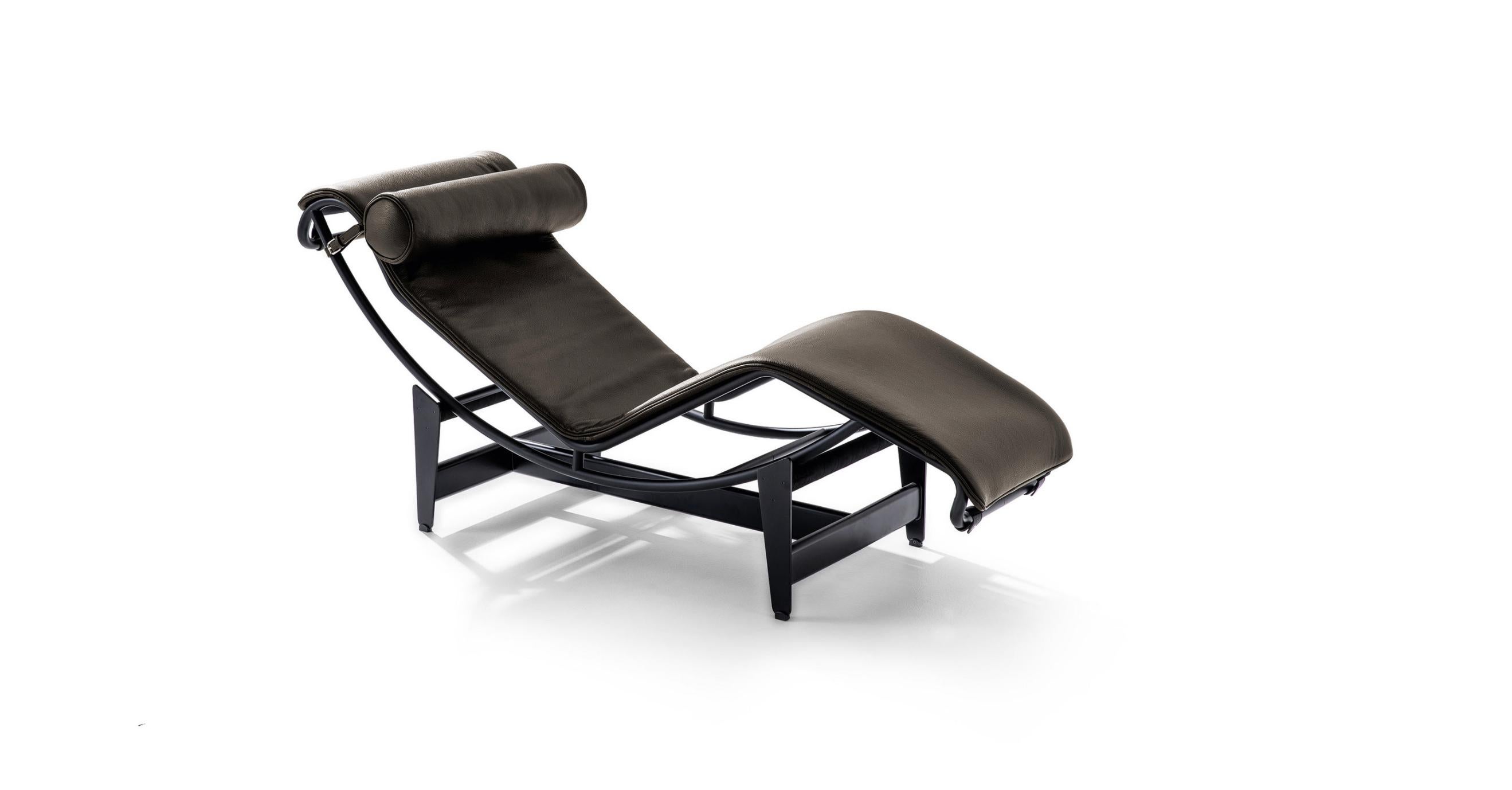 Italian Le Corbusier 4 Chaise Longue À Réglage Continu, Noire, Durable For Cassina For Sale