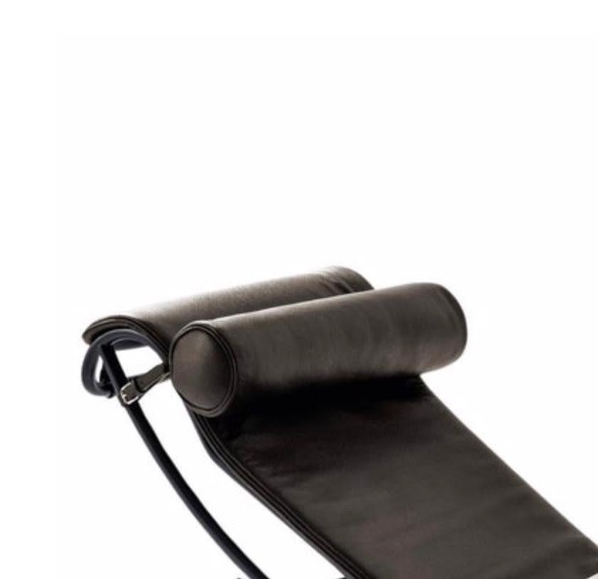 Contemporary Le Corbusier 4 Chaise Longue À Réglage Continu, Noire, Durable For Cassina For Sale