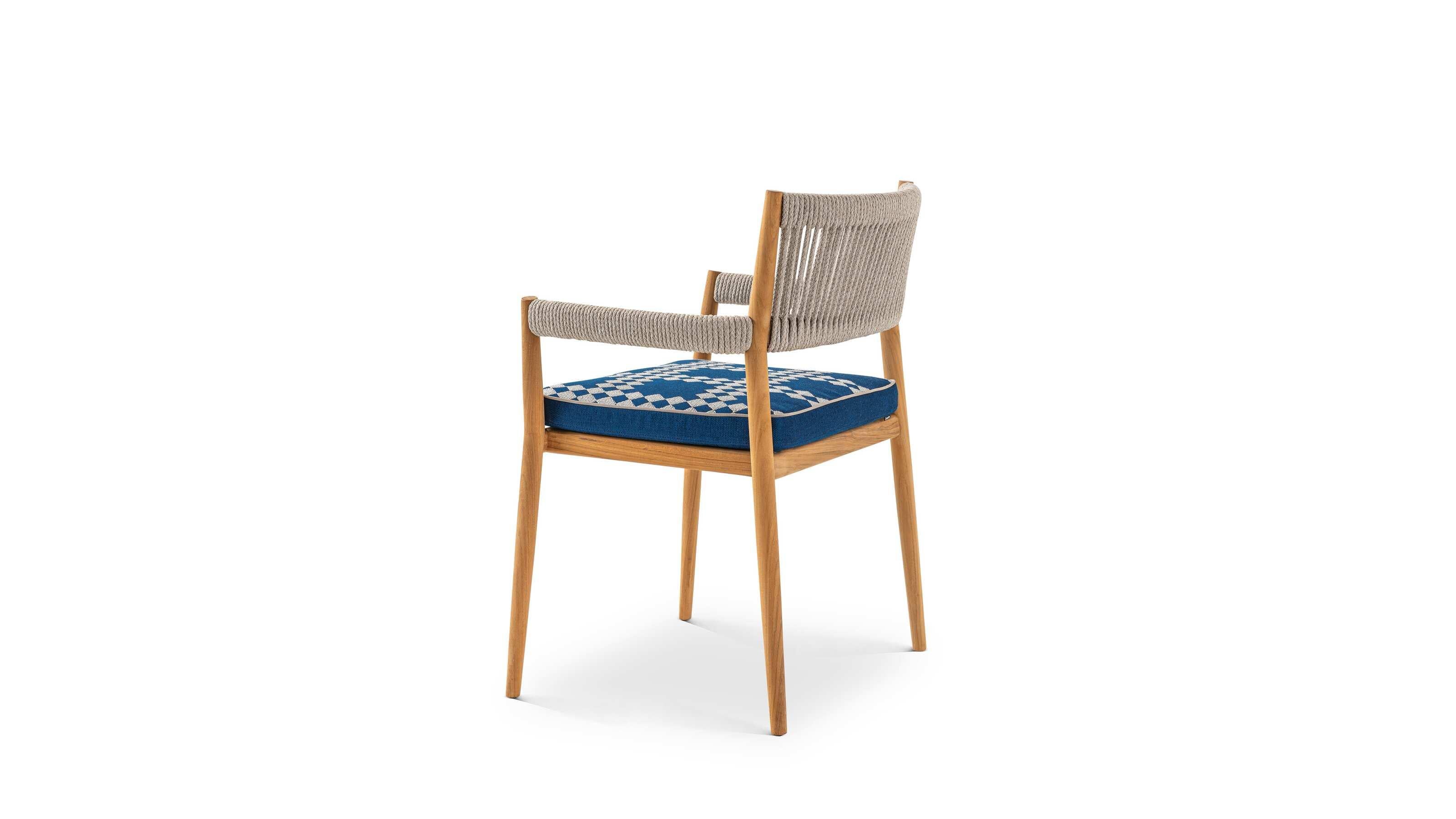 Rodolfo Dordoni Dine Out Stuhl für Cassina 

Die Möbelserie Dine Out von Rodolfo Dordoni wurde entwickelt, um Esszimmer im Freien zu verschönern und dabei Komfort, Kameradschaft und raffinierten Stil zu bieten.

Der stapelbare Outdoor-Stuhl mit
