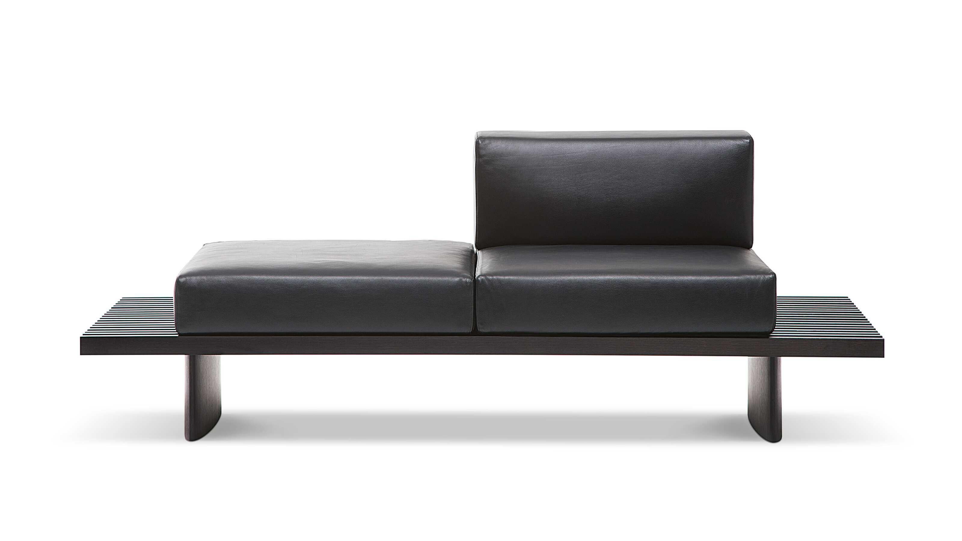 Charlotte Perriand Sofá Refolo Para Cassina

Ideado en Tokio en 1953 por Charlotte Perriand y aún de notable actualidad, este sistema modular puede utilizarse como mesa baja de centro, banco o -con cojines- como sofá.

Sus formas depuradas, fruto de