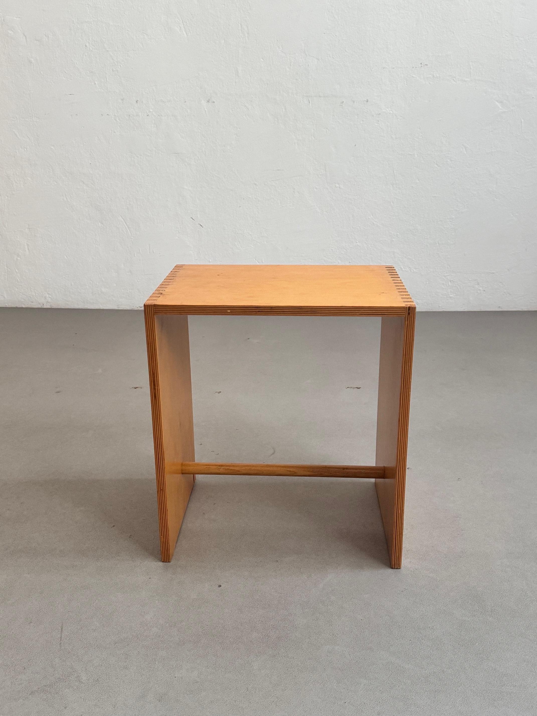 Tabouret conçu par Max Billing pour l'école d'Ulm, fabriqué par Zanotta, vers 1960.

En bon état d'origine, avec une usure mineure conforme à l'âge et à l'usage, préservant une belle patine.

Max Billing (22 décembre 1908-9 décembre 1994) était