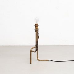 Lampada da tavolo Strapatz di Sabina Grubbeson in ottone grezzo, disponibile