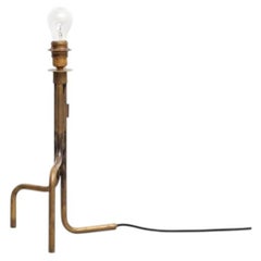 Lampada da tavolo Strapatz di Sabina Grubbeson in ottone grezzo, disponibile