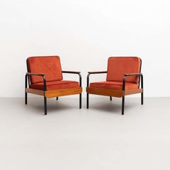 Ensemble de deux chaises d'après Jean Prouvé, en bois et métal, de style moderne français du milieu du siècle dernier
