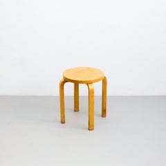 Taburete de madera de estilo moderno de mediados de siglo al estilo de Alvar Aalto, circa 1960